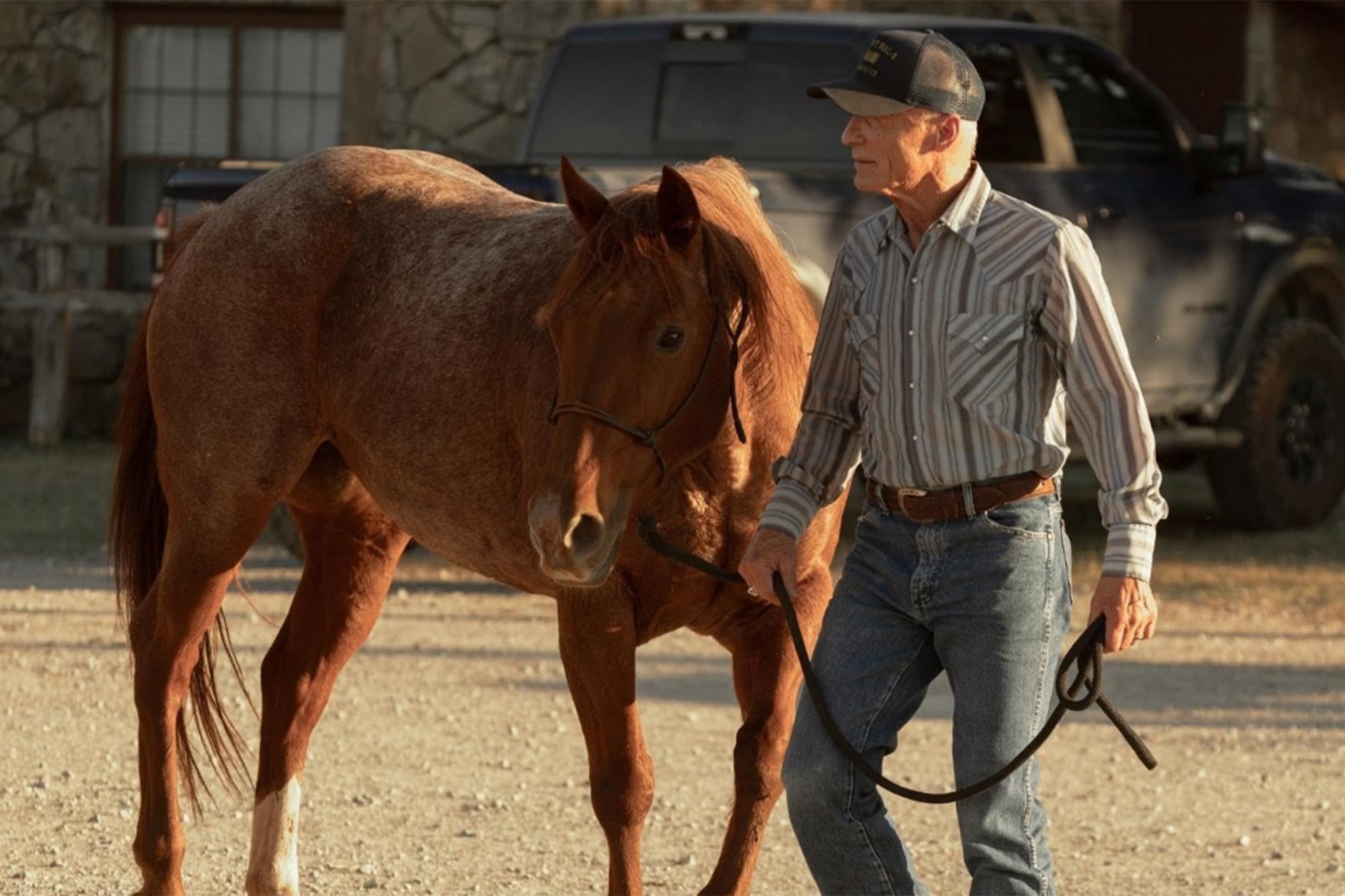 Rancho Dutton: qué pasará con Ed Harris en la segunda temporada, tras haber amenazado con abandonar la serie 6 Ed Harris en una escena de Rancho Dutton