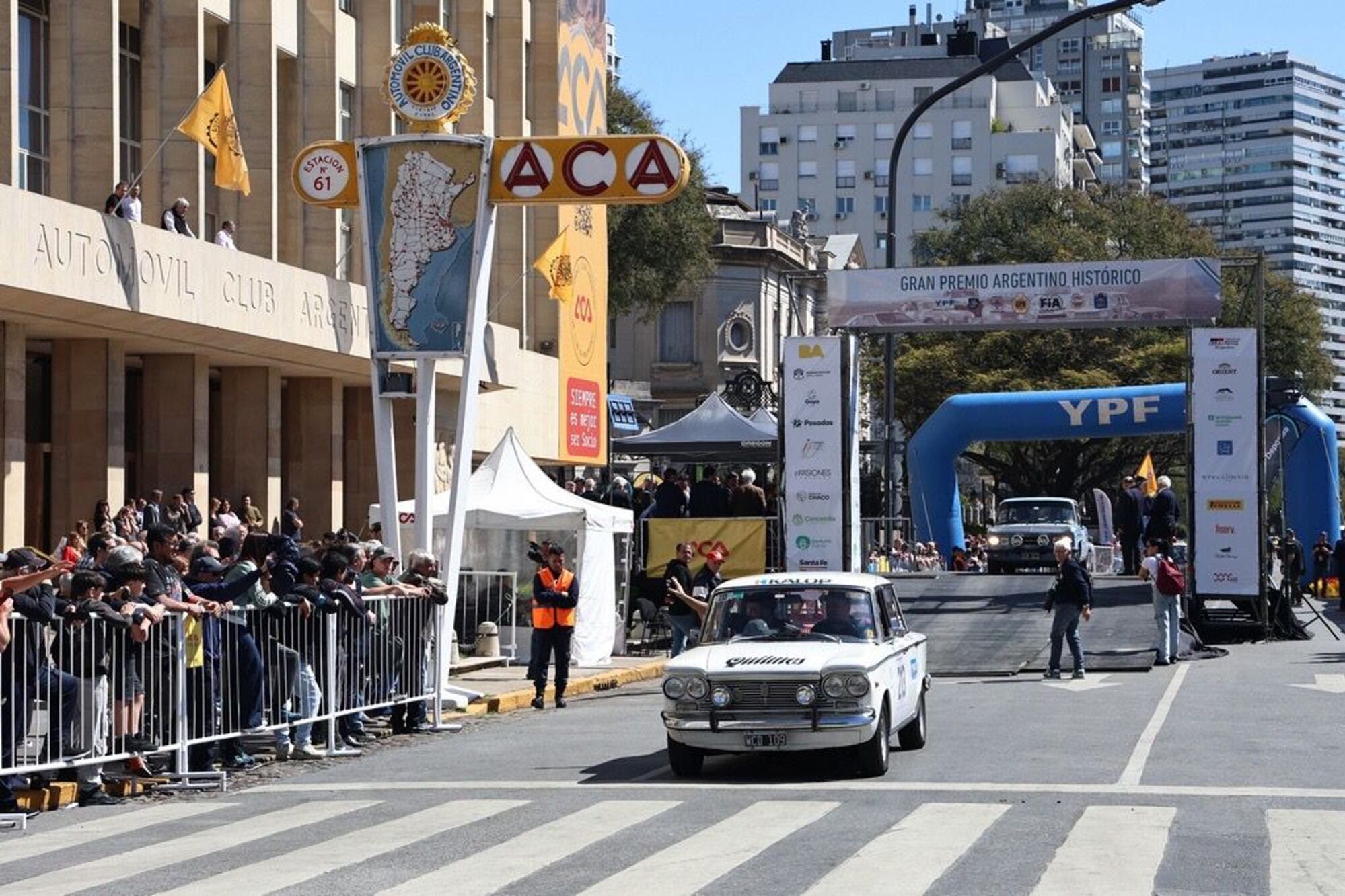 Un clásico dentro del clásico: la largada del GPAH en la sede central de Automóvil Club Argentino, organizador de la prueba desde su nacimiento, sucedido en 2003.
