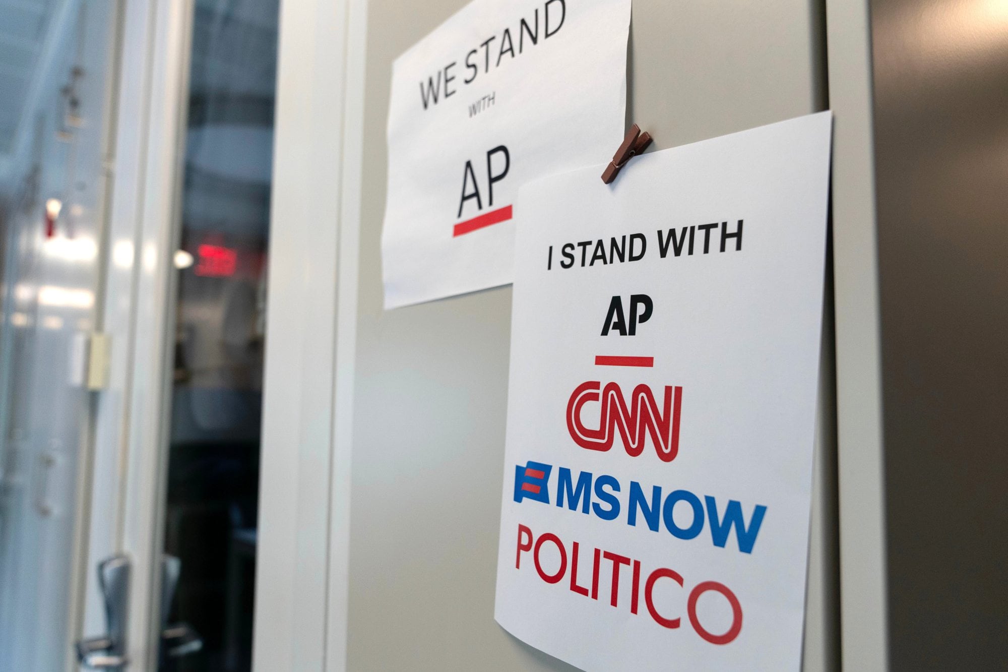 Carteles en señal de apoyo a los medios que habían sido vetados por Donald Trump