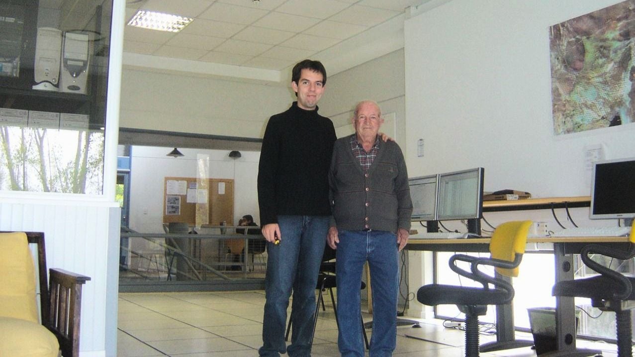 Junto a su abuelo materno e inspirador. Se llamaba Juan Andrés Nieto y ese día visitó a Marcos en el Observatorio Pierre Auger de Malargüe, donde trabajaba