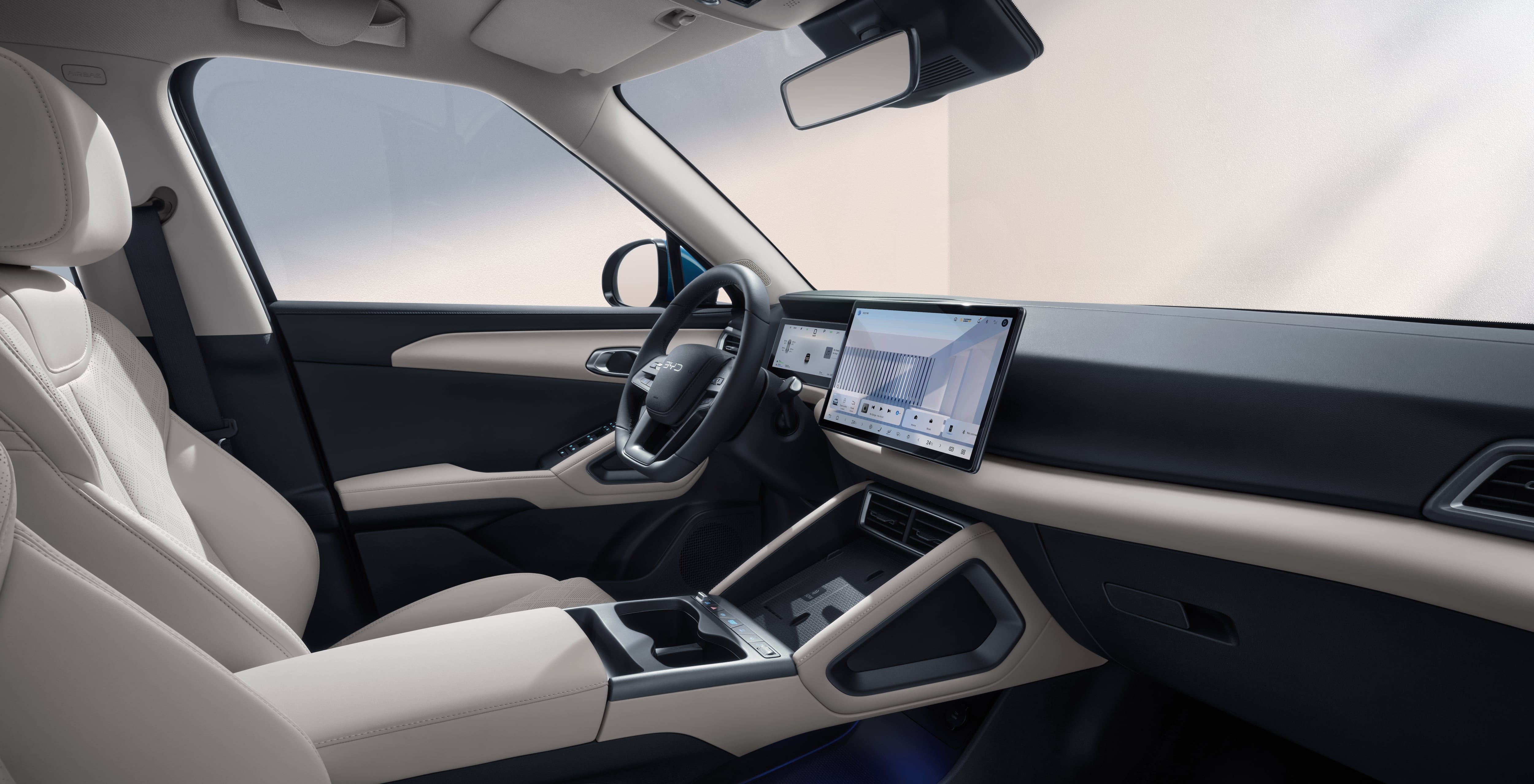 A diferencia del Yuan Pro, incluye el paso de la palanca del selector de marchas de la consola central a la columna de la dirección