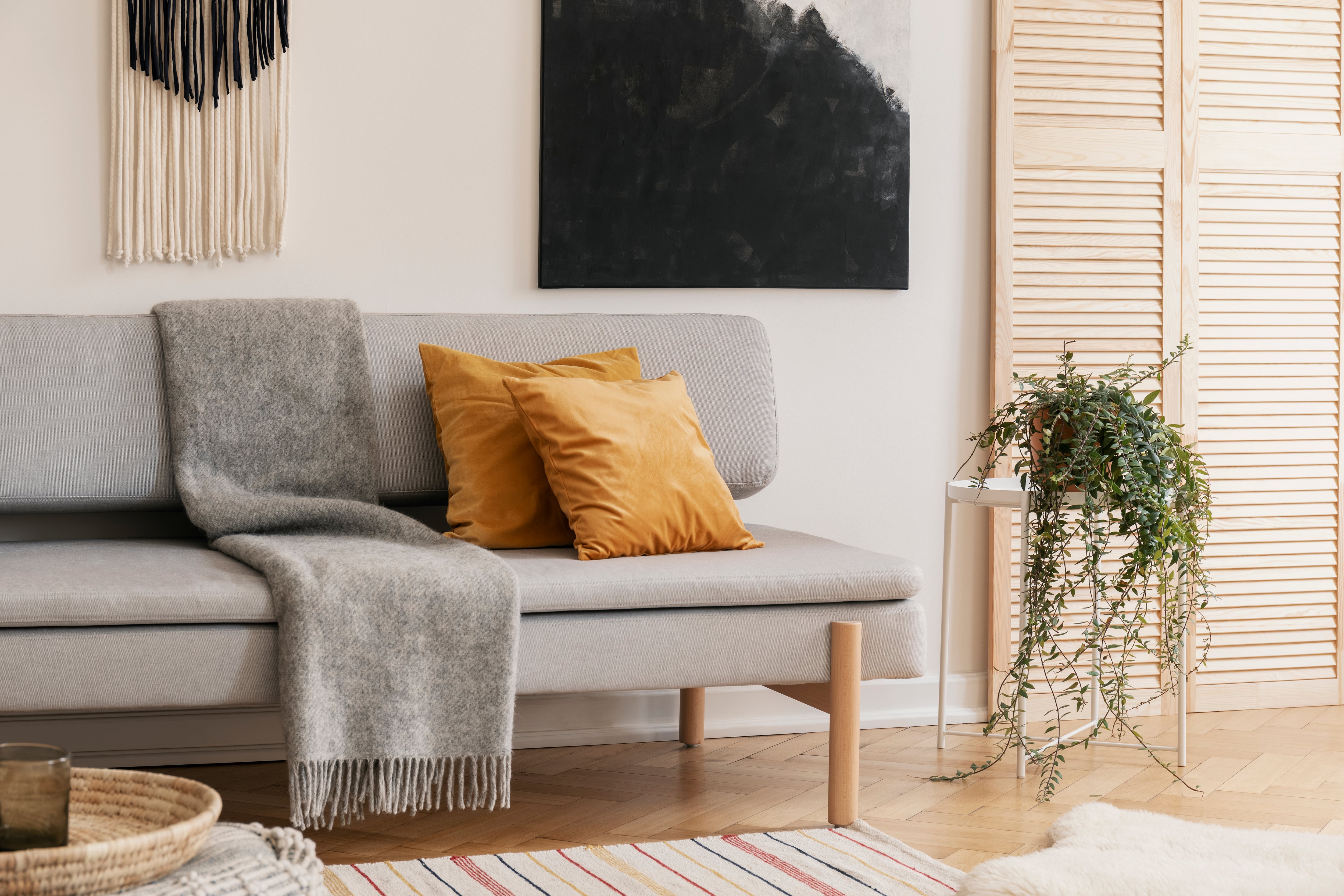 Los tonos sobrios garantizan que las obras de arte y los muebles antiguos destaquen