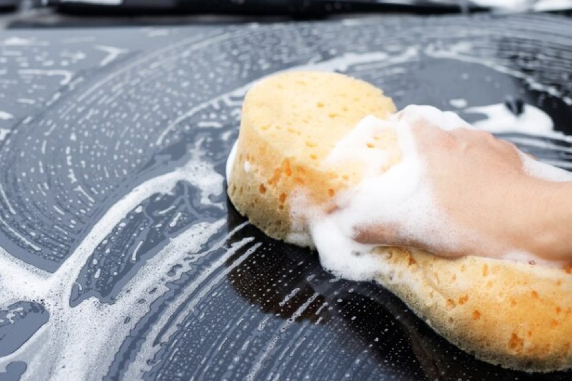 Otro de los materiales que hay que usar para lavar el auto son las esponjas y paños de microfibra