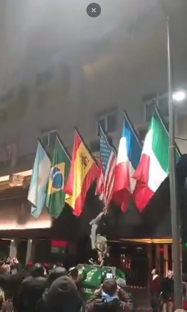 Manifestantes incendiaron una bandera de Estados Unidos en las cercanías del Congreso