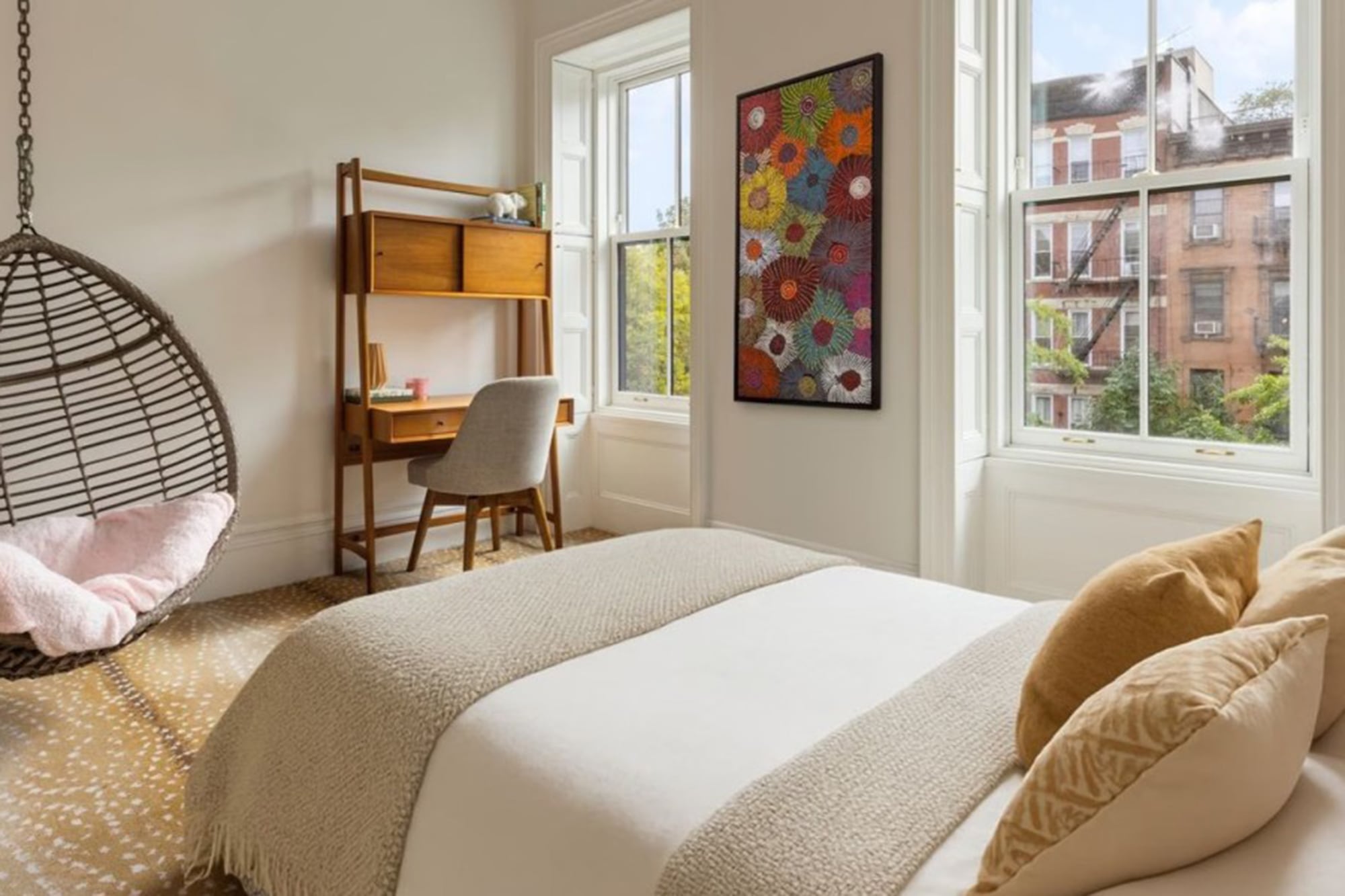 Una de las habitaciones de la propiedad, con vista a las calles de Brooklyn