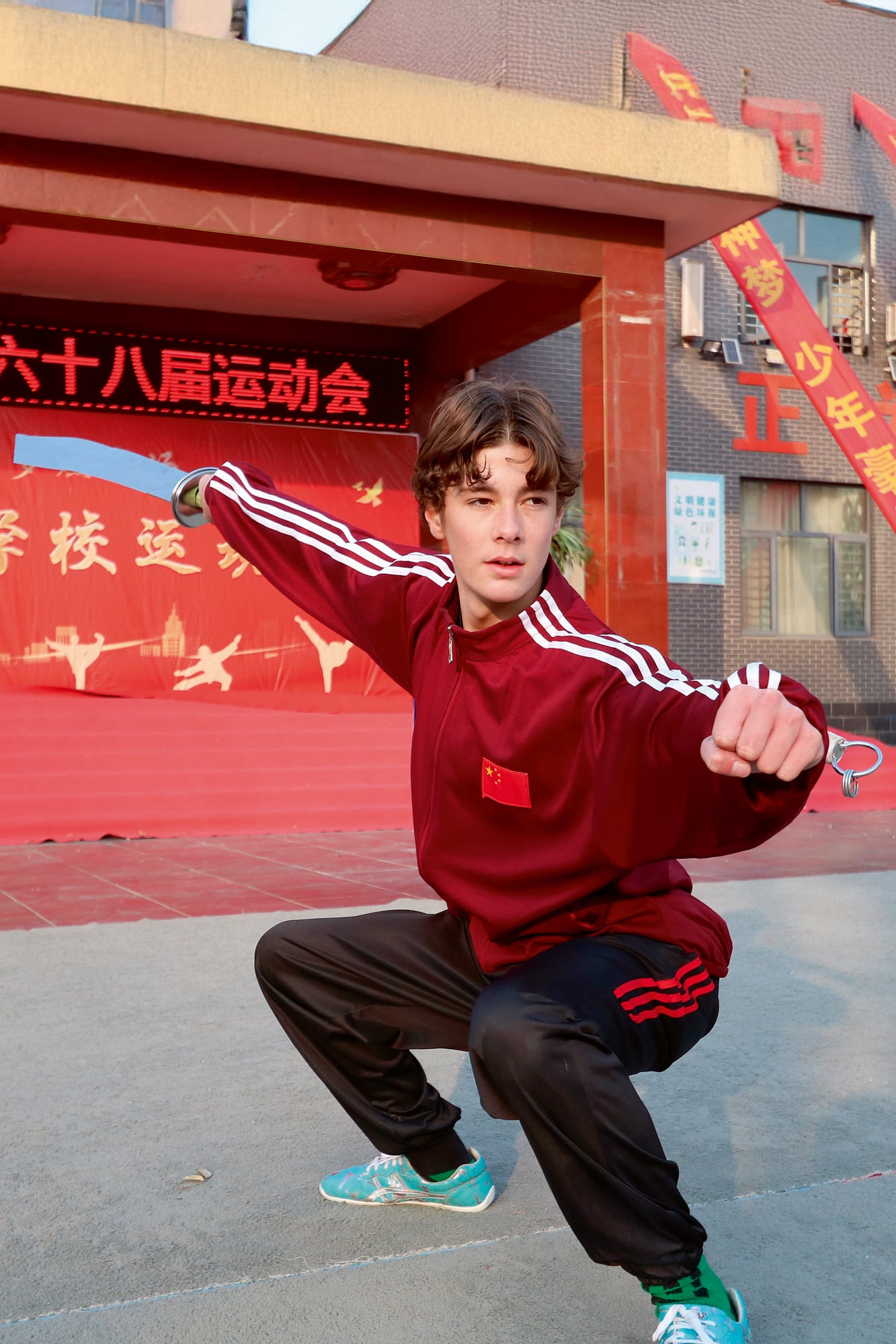 Simeón en una pose de combate, con el jiàn, una espada que aprendió a dominar, junto con otras armas especiales de kung-fu