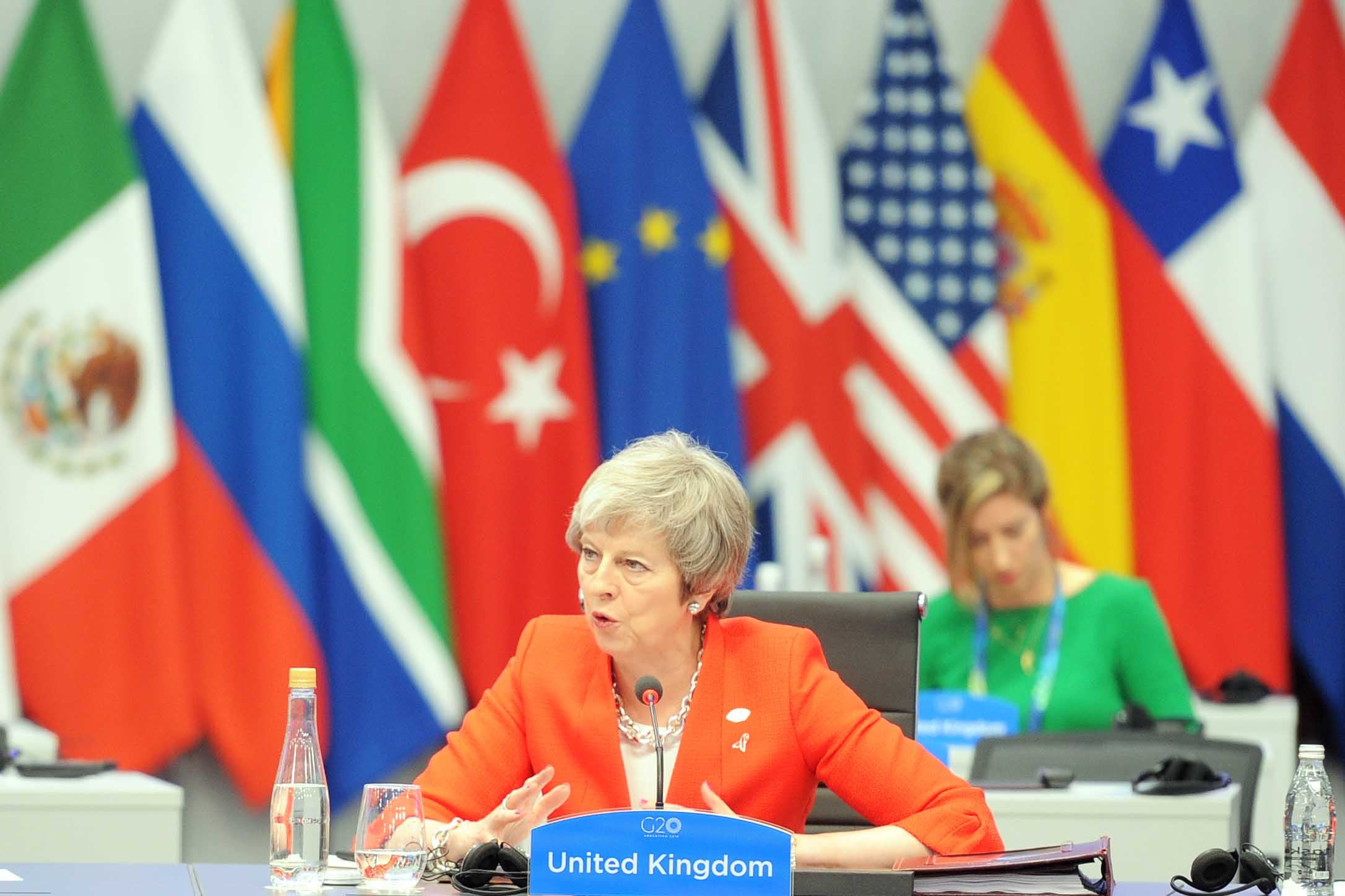 La primera ministra del Reino Unido, Theresa May, durante el segundo dia de sesión plenaria de la cumbre de líderes del G20