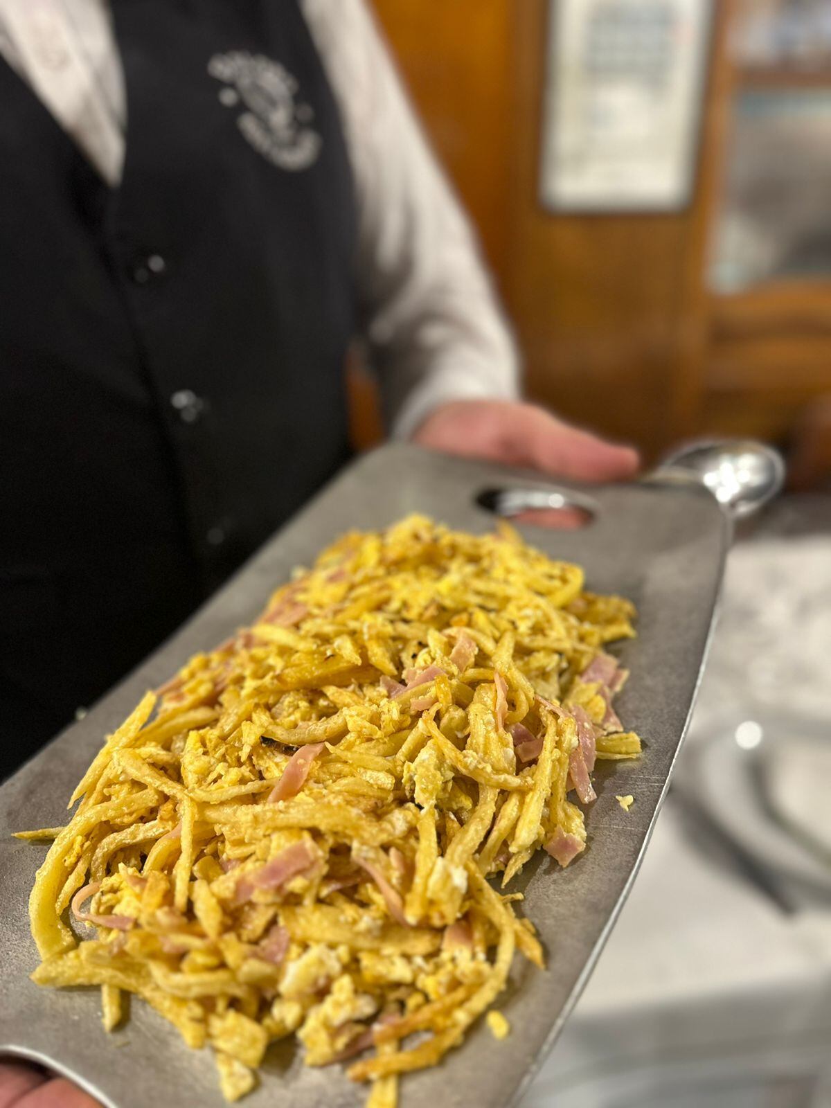 El revuelto Gramajo: un plato bien tradicional que volvió con fuerza en varios bodegones