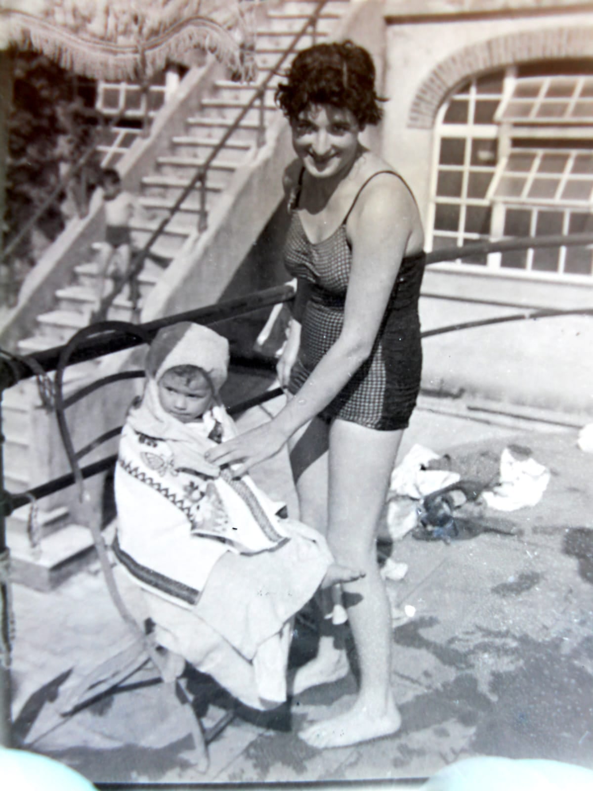 foto familiar en un día de natación en la pileta del club, compartiendo generaciones de recuerdos acuáticos