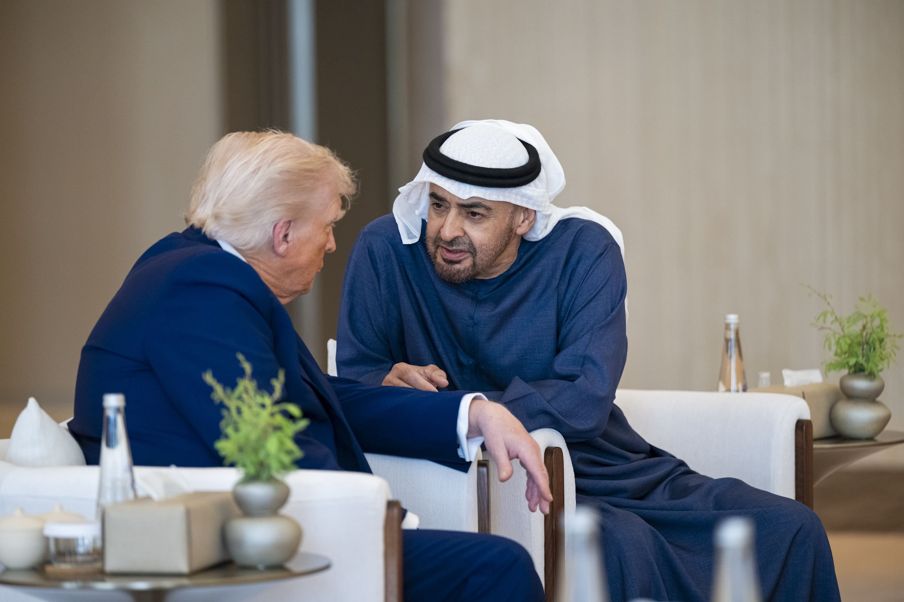 El jeque Mohamed bin Zayed Al Nahyan conversa con Donald Trump durante una visita del presidente estadounidense a Abu Dhabi