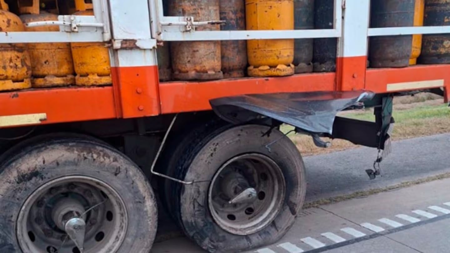 Santa Fe: un joven de 29 años volvía del velorio de su hermana y murió chocar con un camión 7 Así quedó el camión que transformaba garrafas de gas en Santa Fe