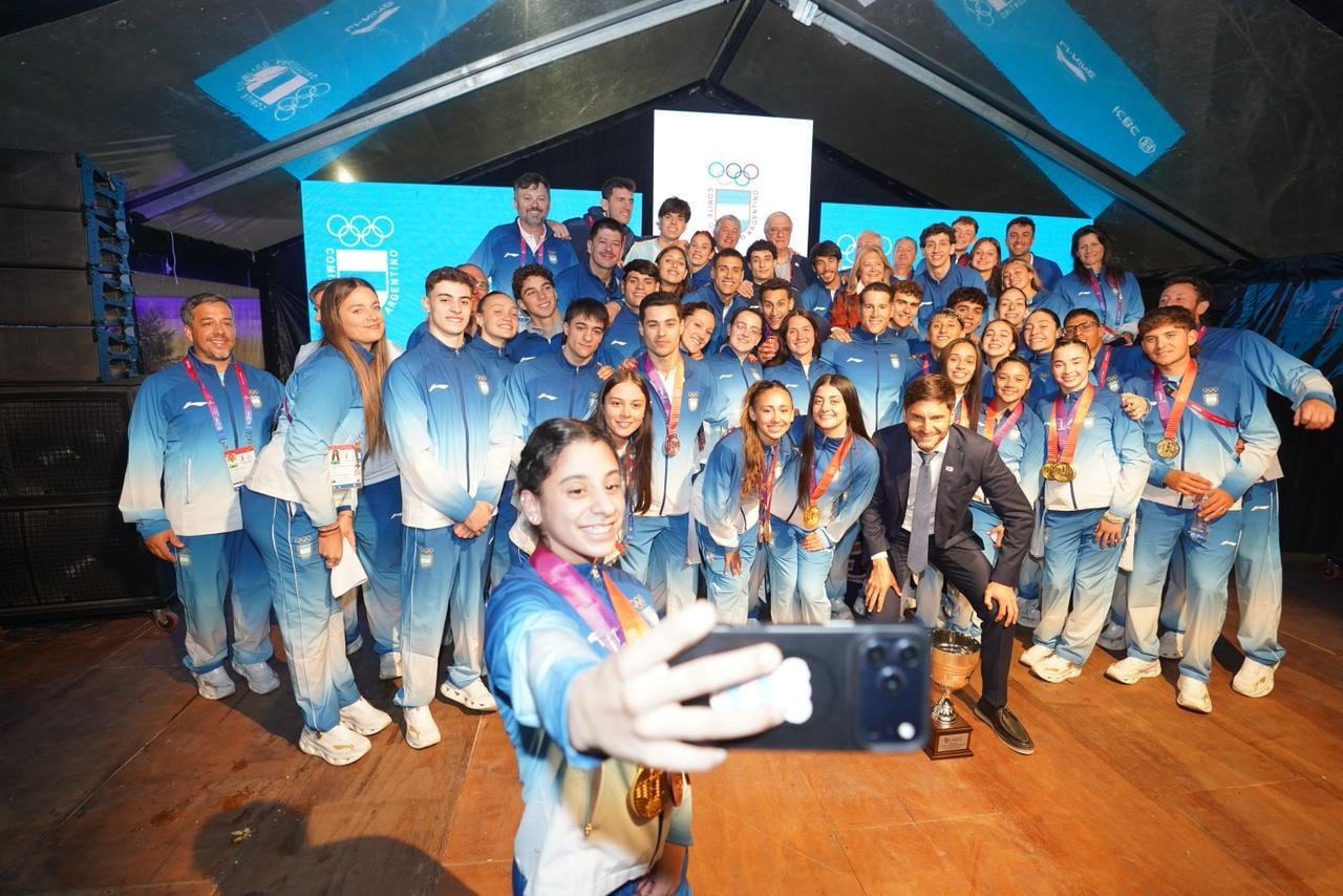 Parte de la delegación nacional en la fiesta del Comité Olímpico Argentino en la Casa Suramericana 2026