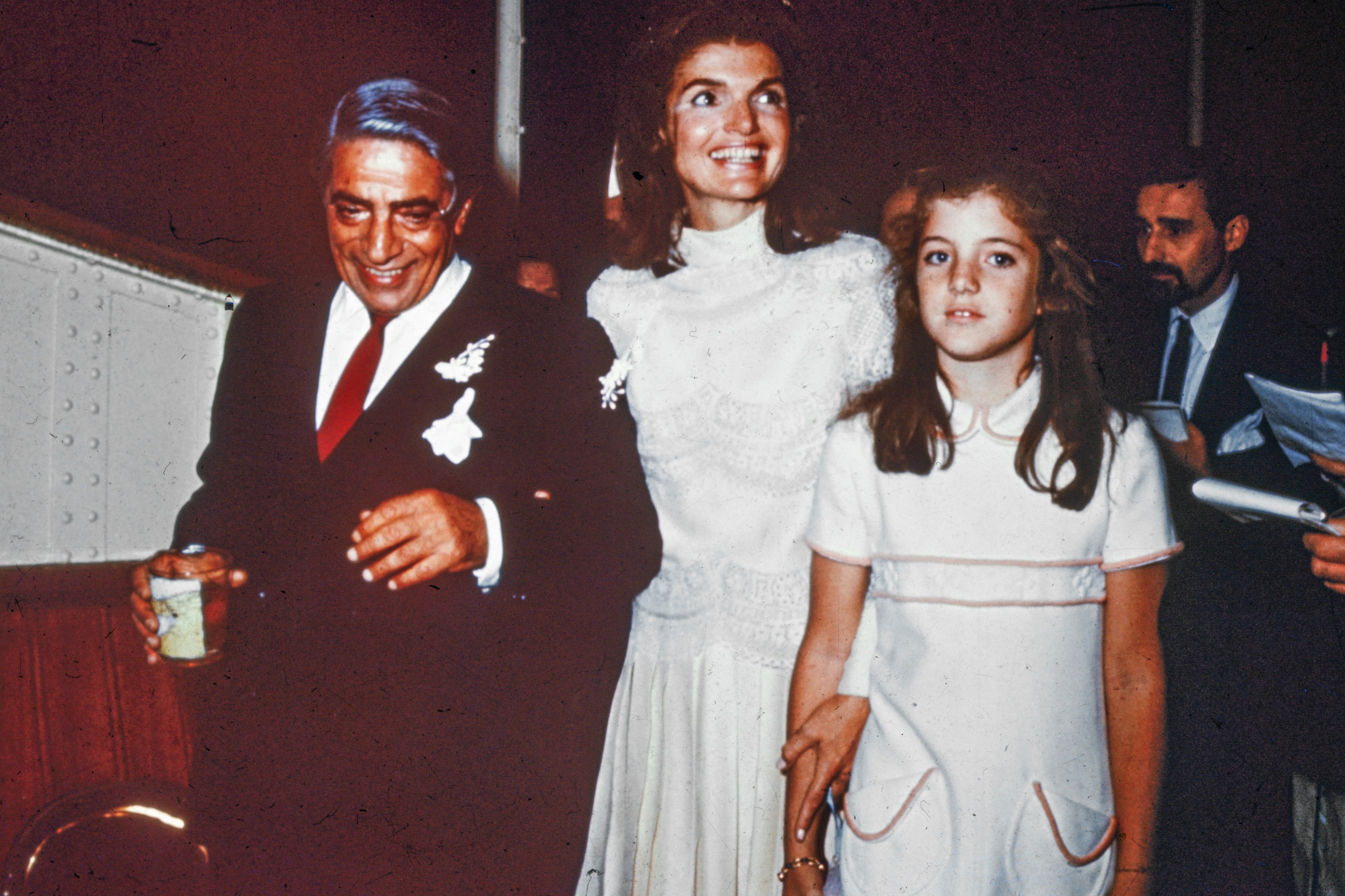 Caroline, de 10 años, en la boda de su madre Jackie con Aristóteles Onassis, el 20 de octubre de 1968, en Skorpios, la isla privada del
magnate ubicada en el mar Jónico