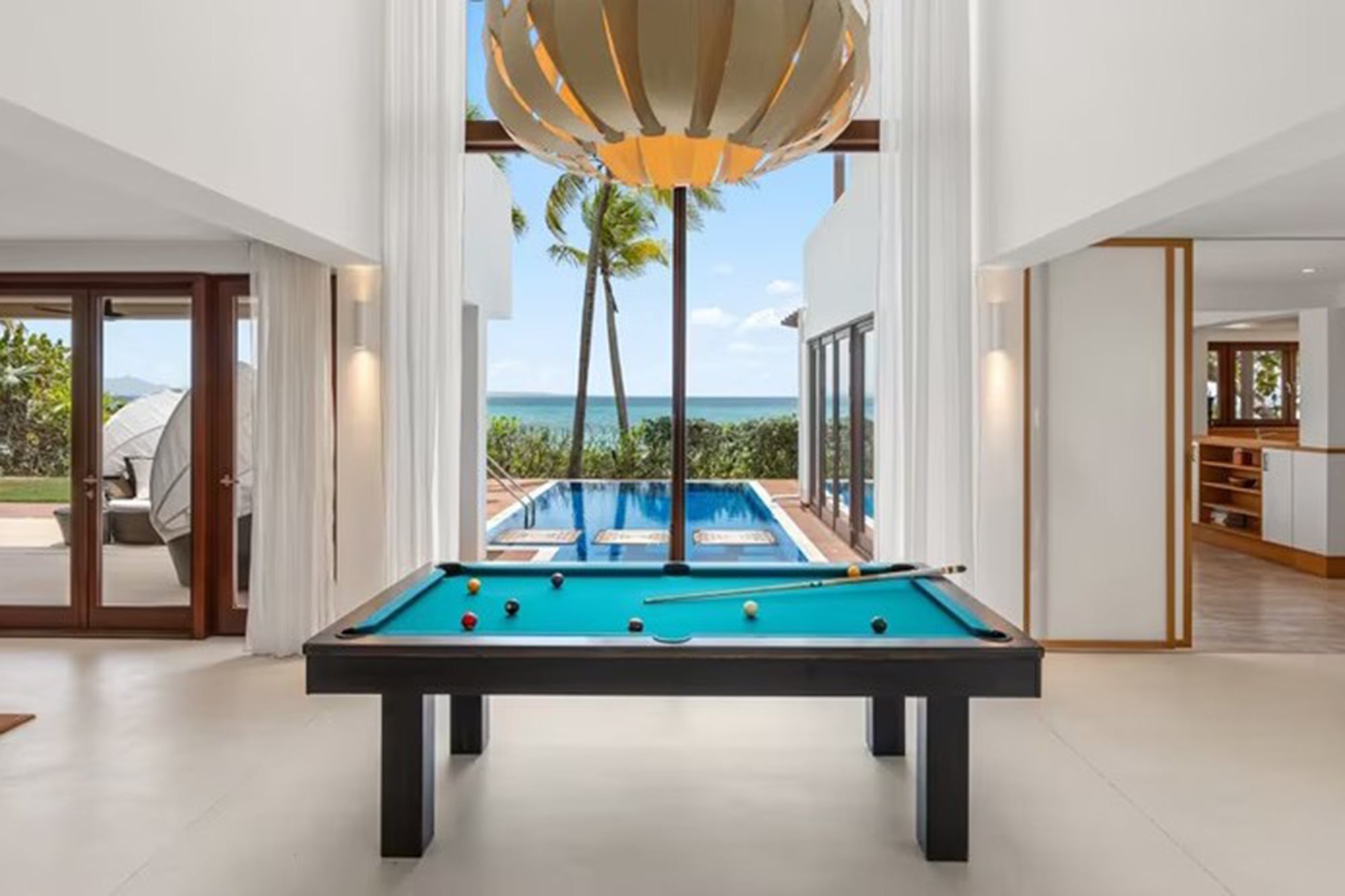 La piscina es un rasgo característico de la casa