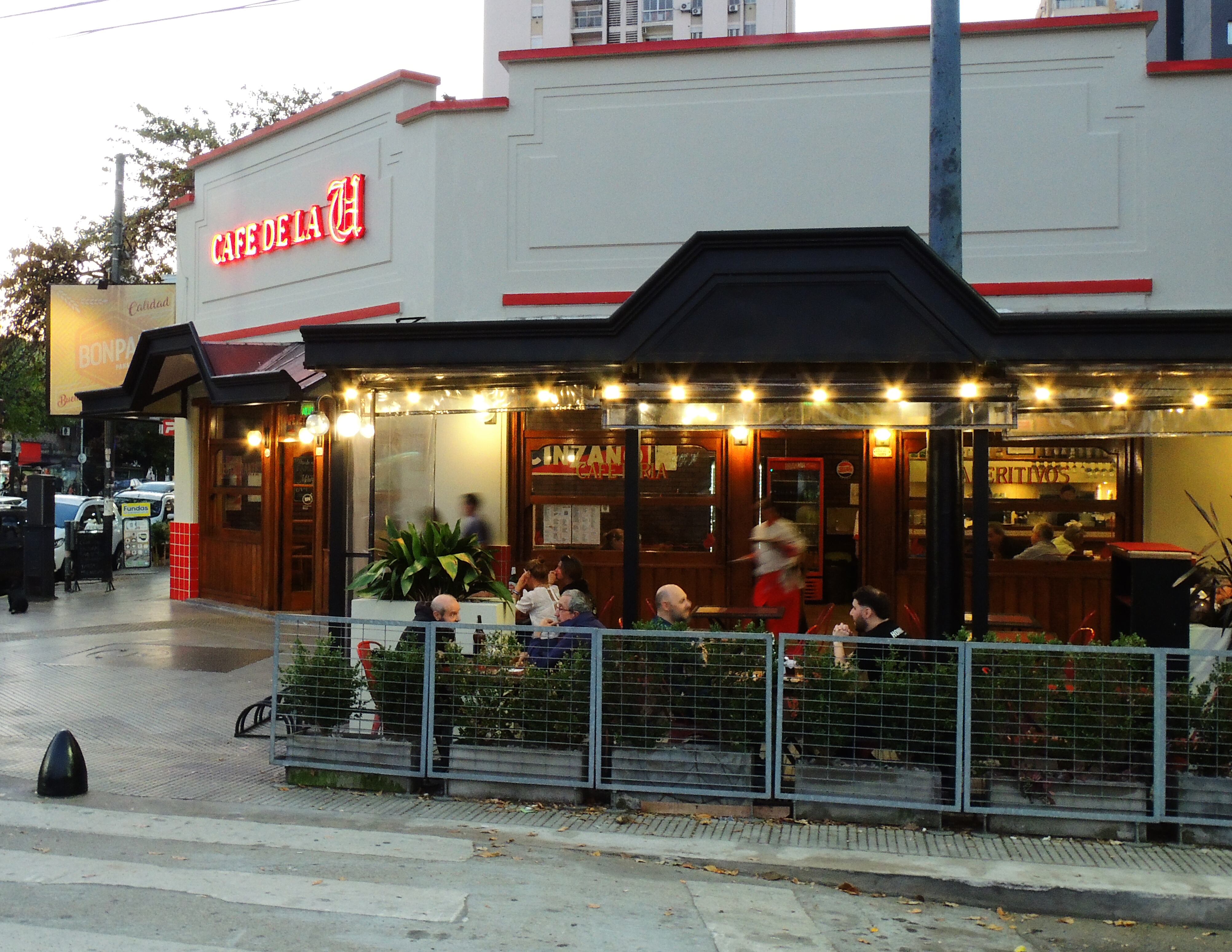 Café de la U, por Urquiza, Bar Notable de la Ciudad creado en 1986.