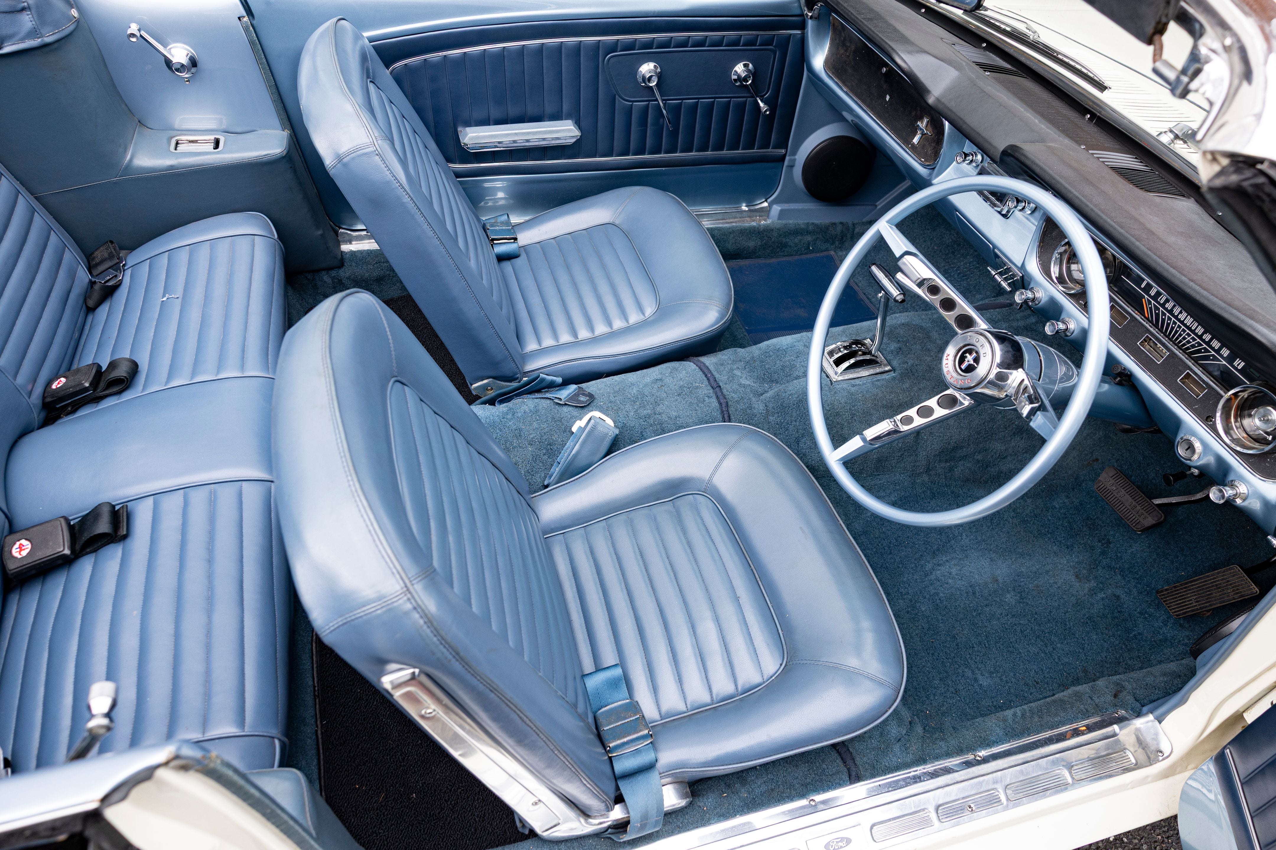 Equipado con un motor V8, fue convertido para conducir con el volante a la derecha