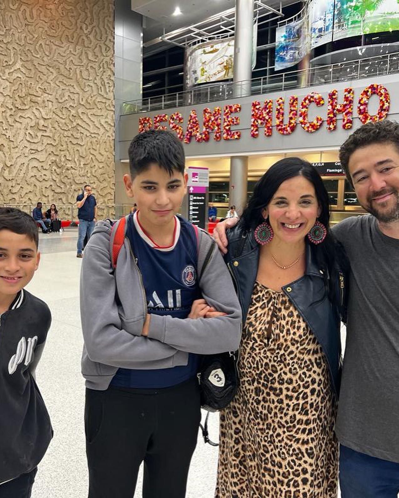 Vivi y Sebas con dos de sus hijos en el aeropuerto de Miami