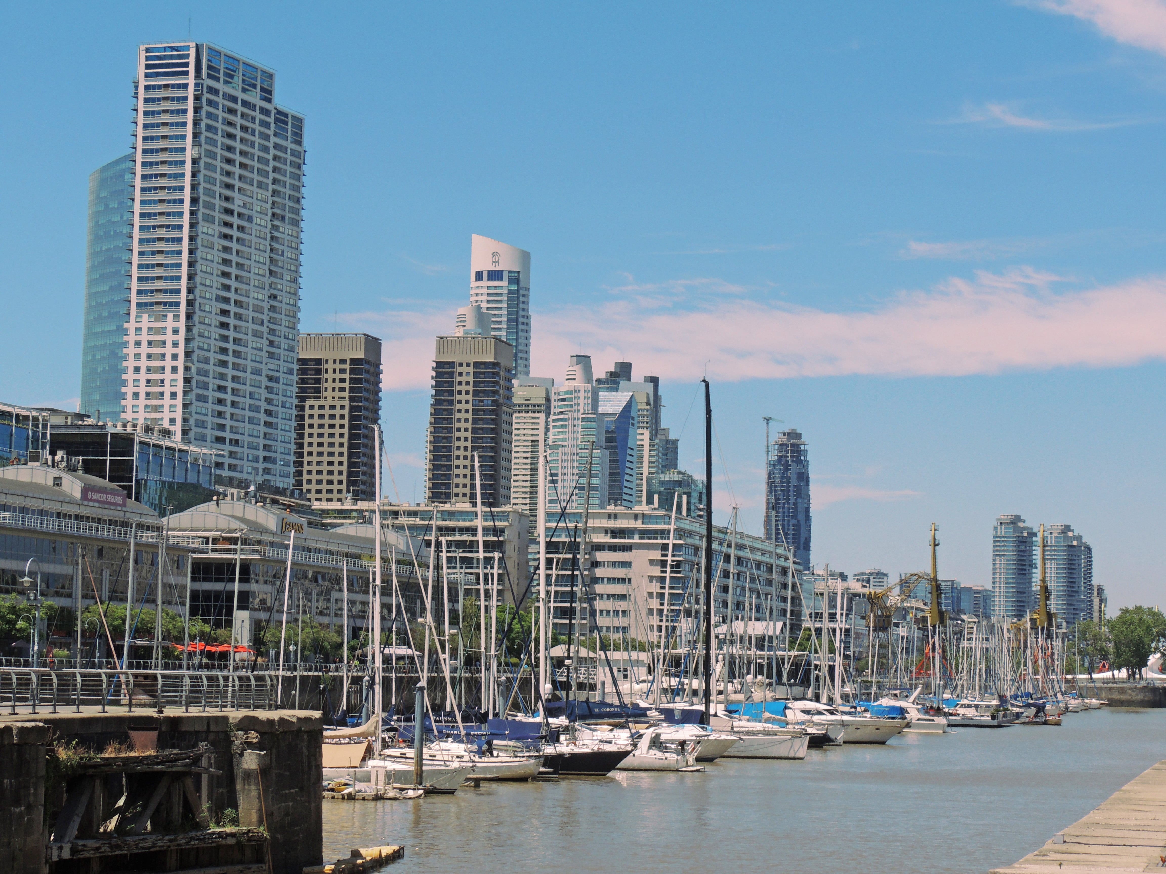 Puerto Madero se caracteriza por su cercanía al río, su diseño urbano cuidado y una alta oferta de servicios de alta gama.