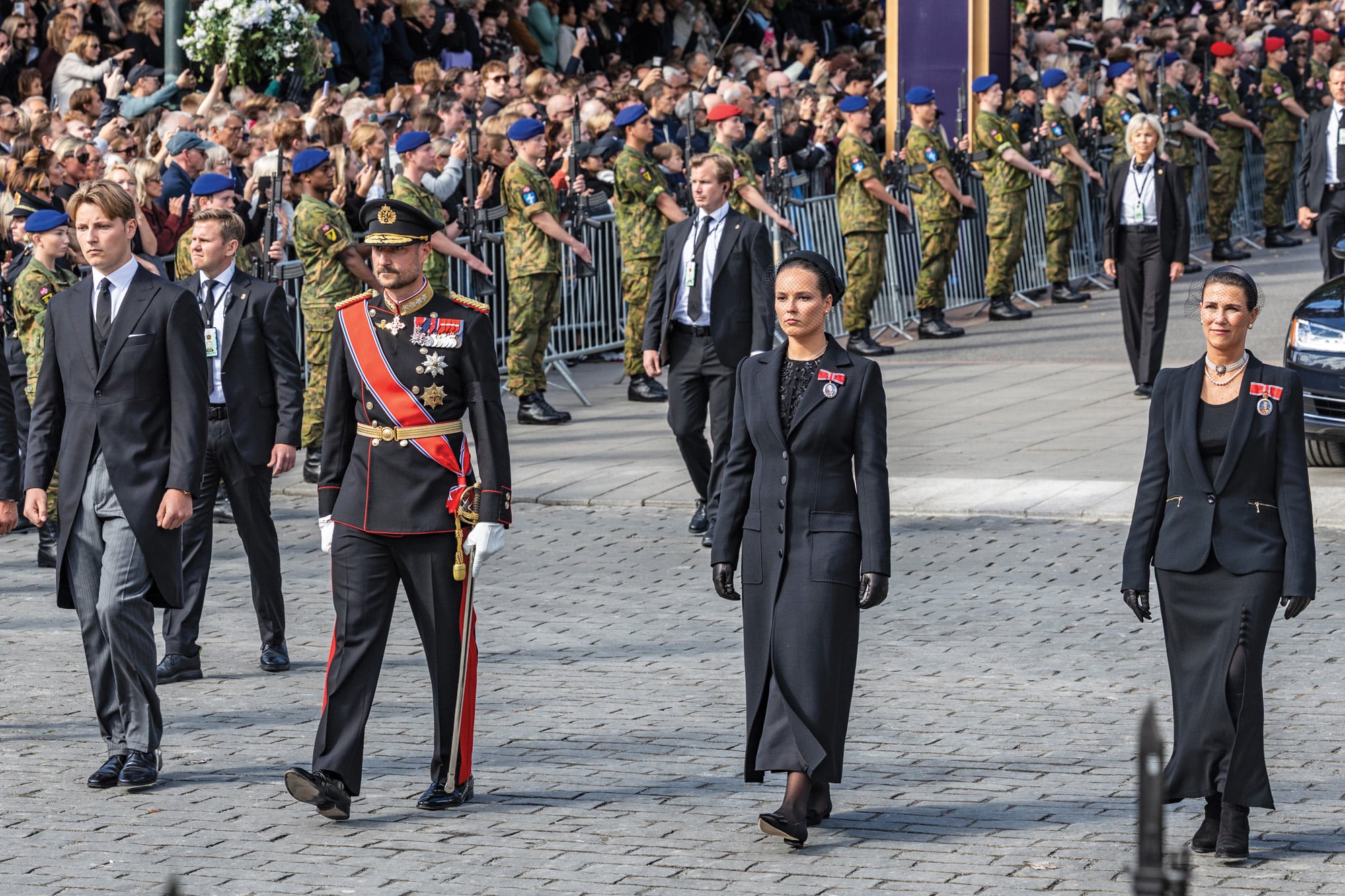 El cortejo fúnebre estuvo encabezado por el rey Haakon VIII, acompañado por sus hijos, el príncipe Sverre Magnus y la princesa heredera Ingrid Alexandra, además de su hermana, la princesa Marta Luisa