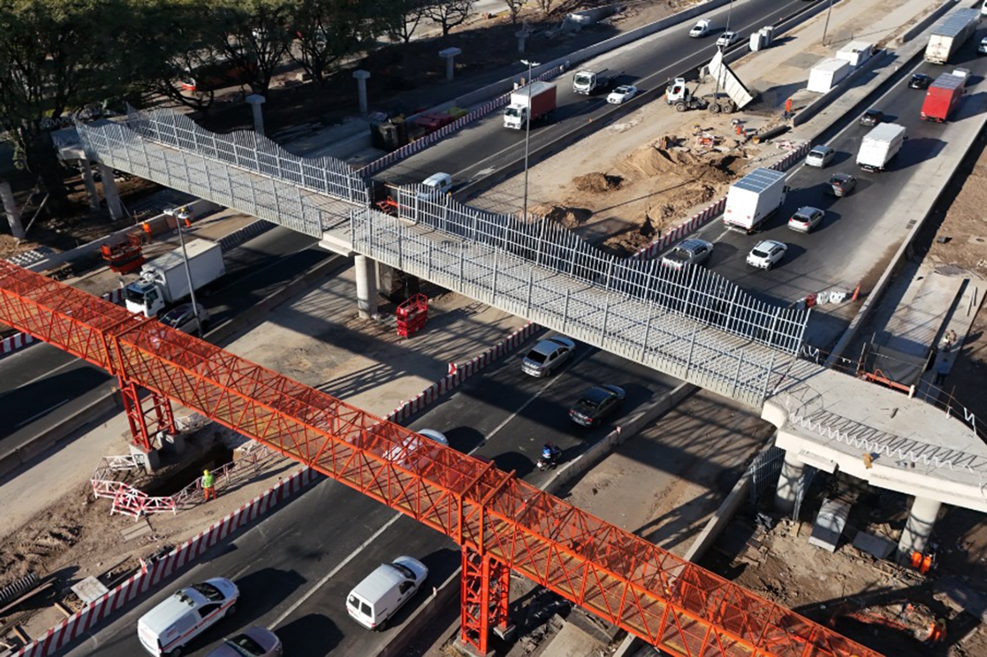 El sábado cortan ambas manos de la autopista Dellepiane para montar una nueva pasarela peatonal sobre White
