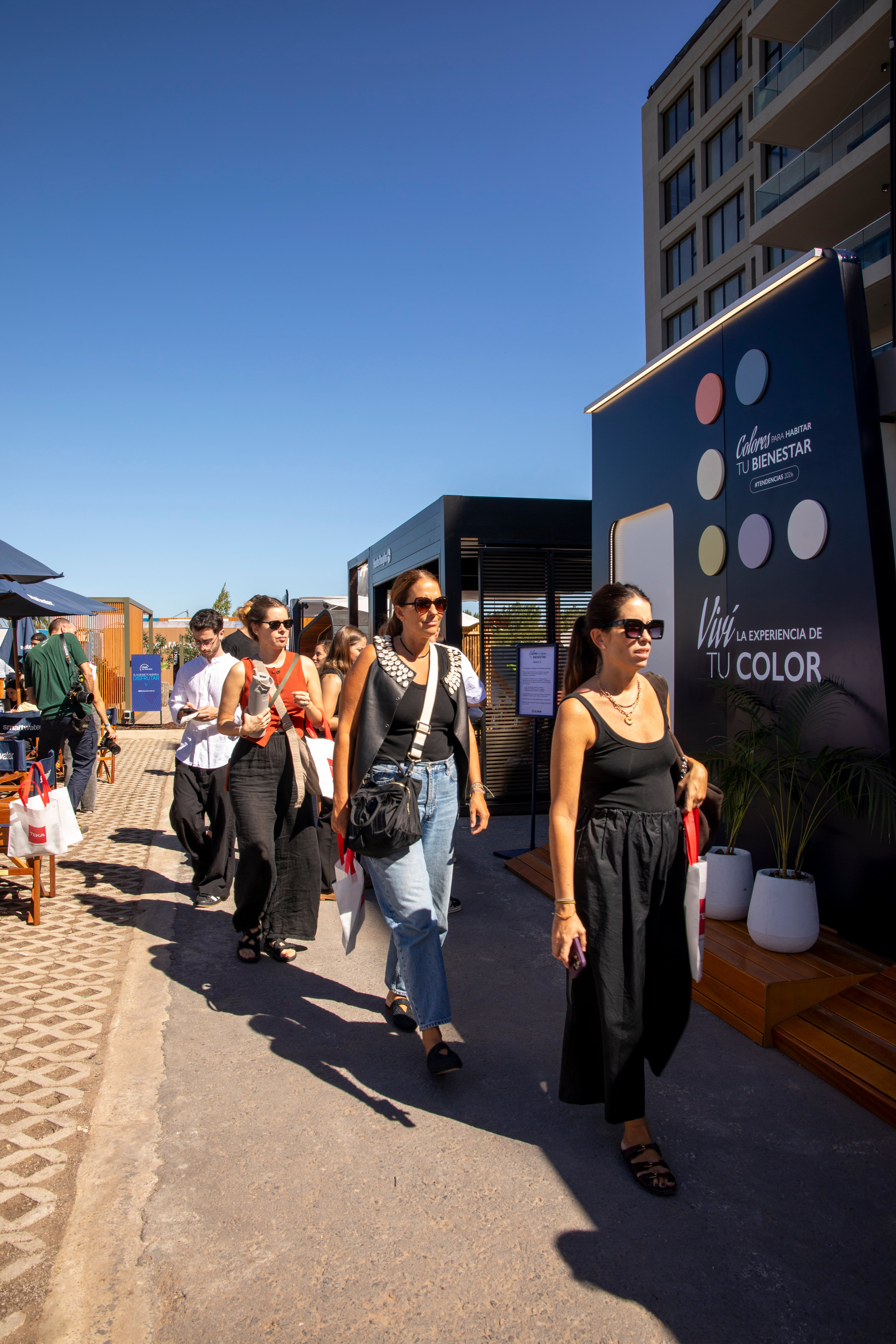 Mirá las fotos de la inauguración de Experiencia Living en Remeros Beach 9 Apenas abrió la muestra, ya hubo gran afluencia de público recorriendo el paseo de compras y los stands de los sponsors