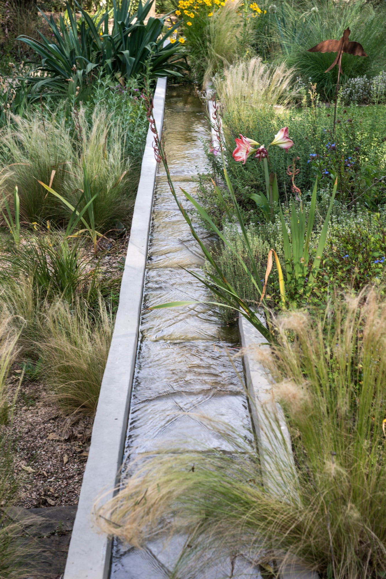 Los canales de drenaje desaceleran el flujo del agua y favorecen su absorción por el terreno