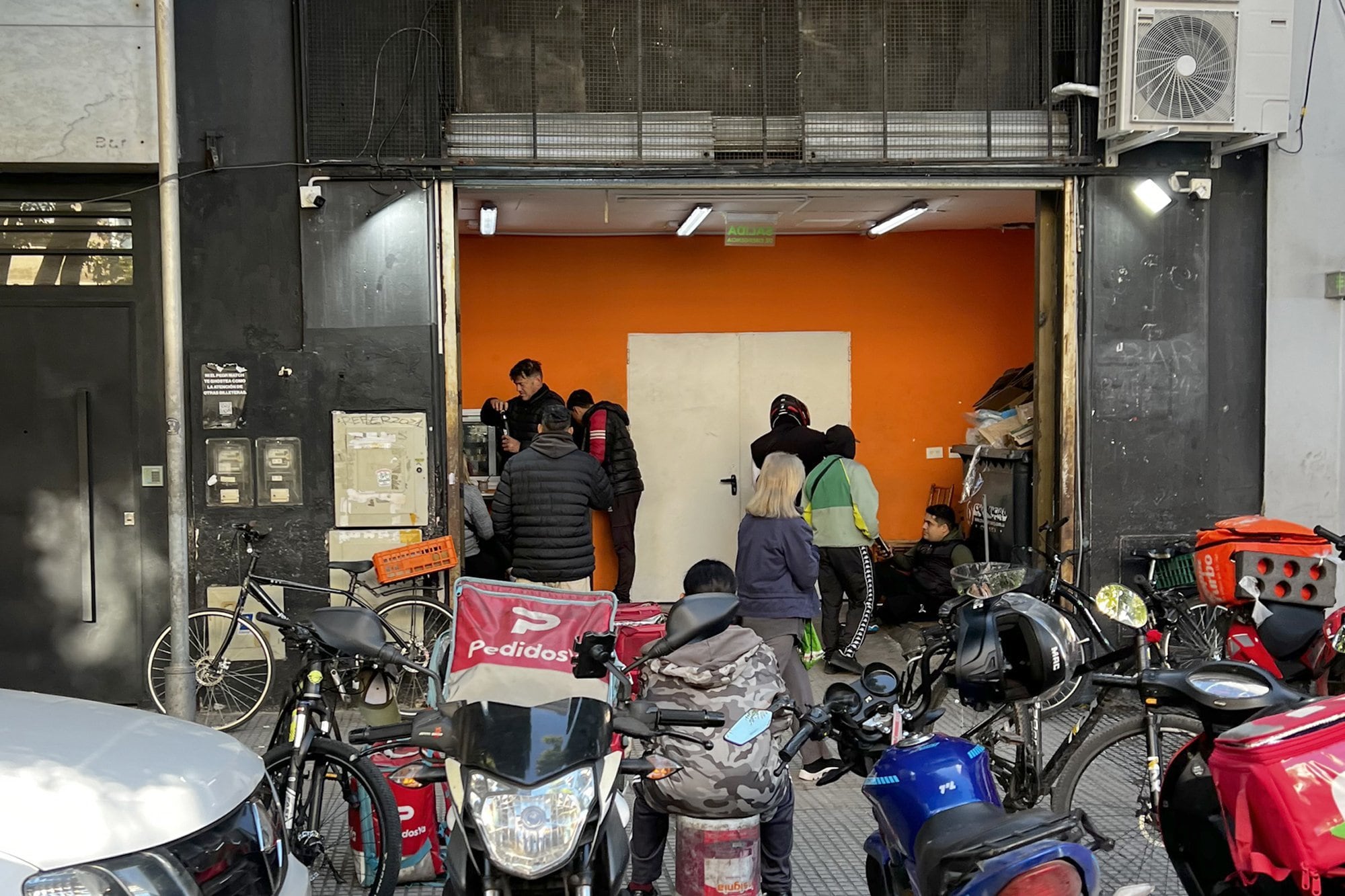 El boom del delivery, entrega de comida a domicilio Rappi, Pedidos Ya, Uber Eats, Mercado Libre. dark kitchens