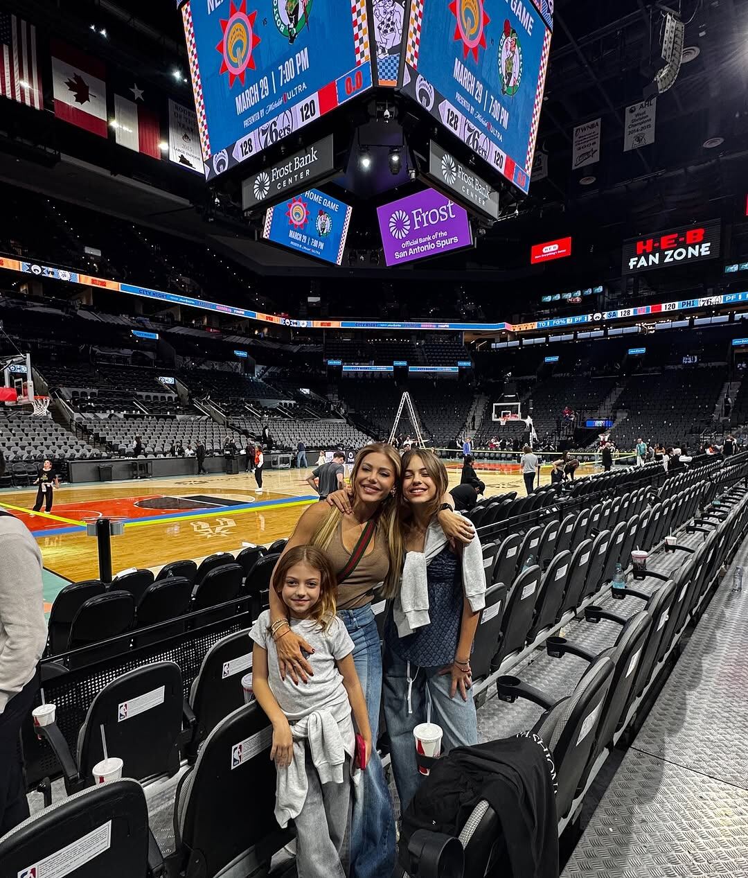 Evangelina junto a sus hijas Lola y Emma