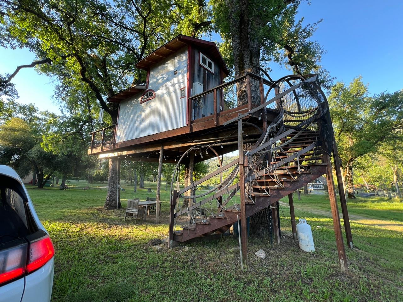 Daiana Martin Urban se alojó en una casa de árbol en California