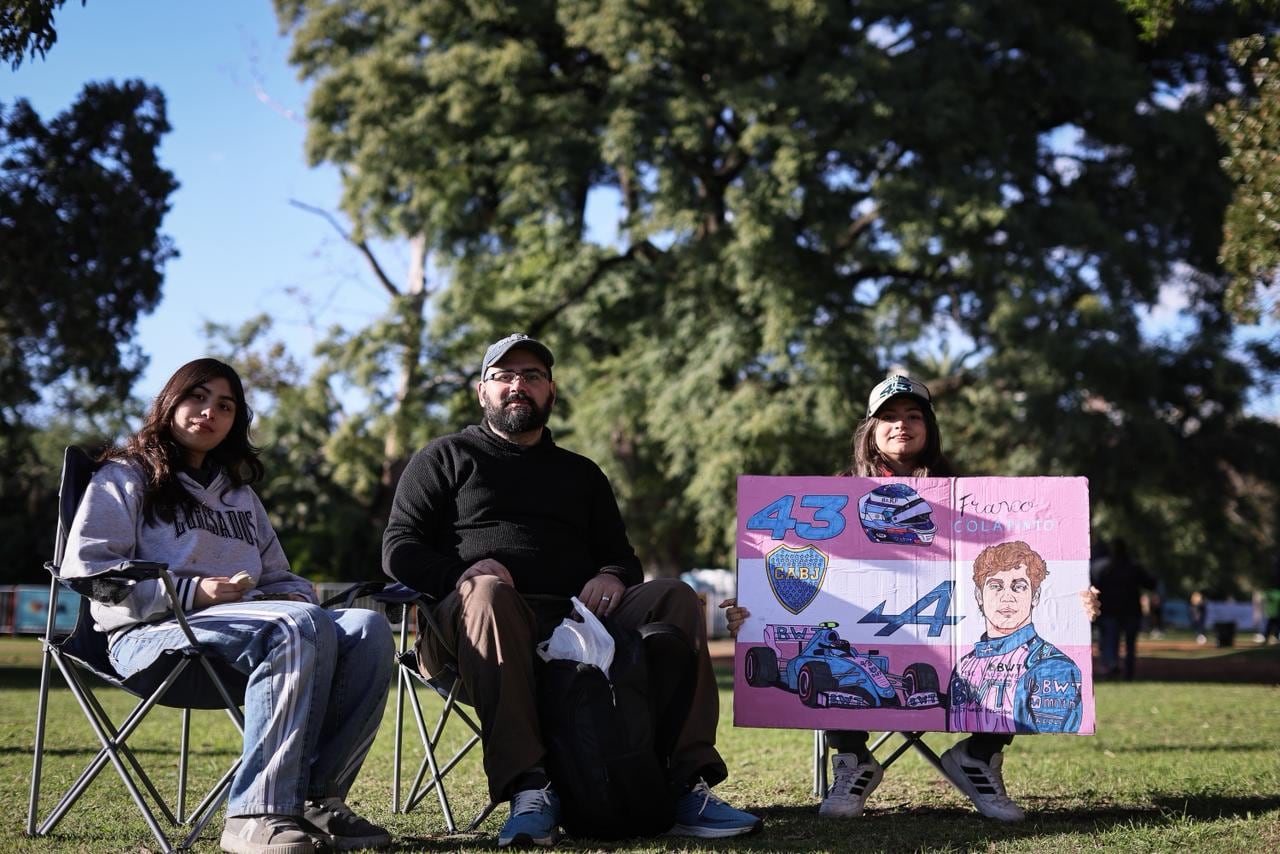 Fervor por Colapinto: un multitud de fanáticos y familias revoluciona Palermo 7 Muchos llegaron con sillas, mate y sanguchitos