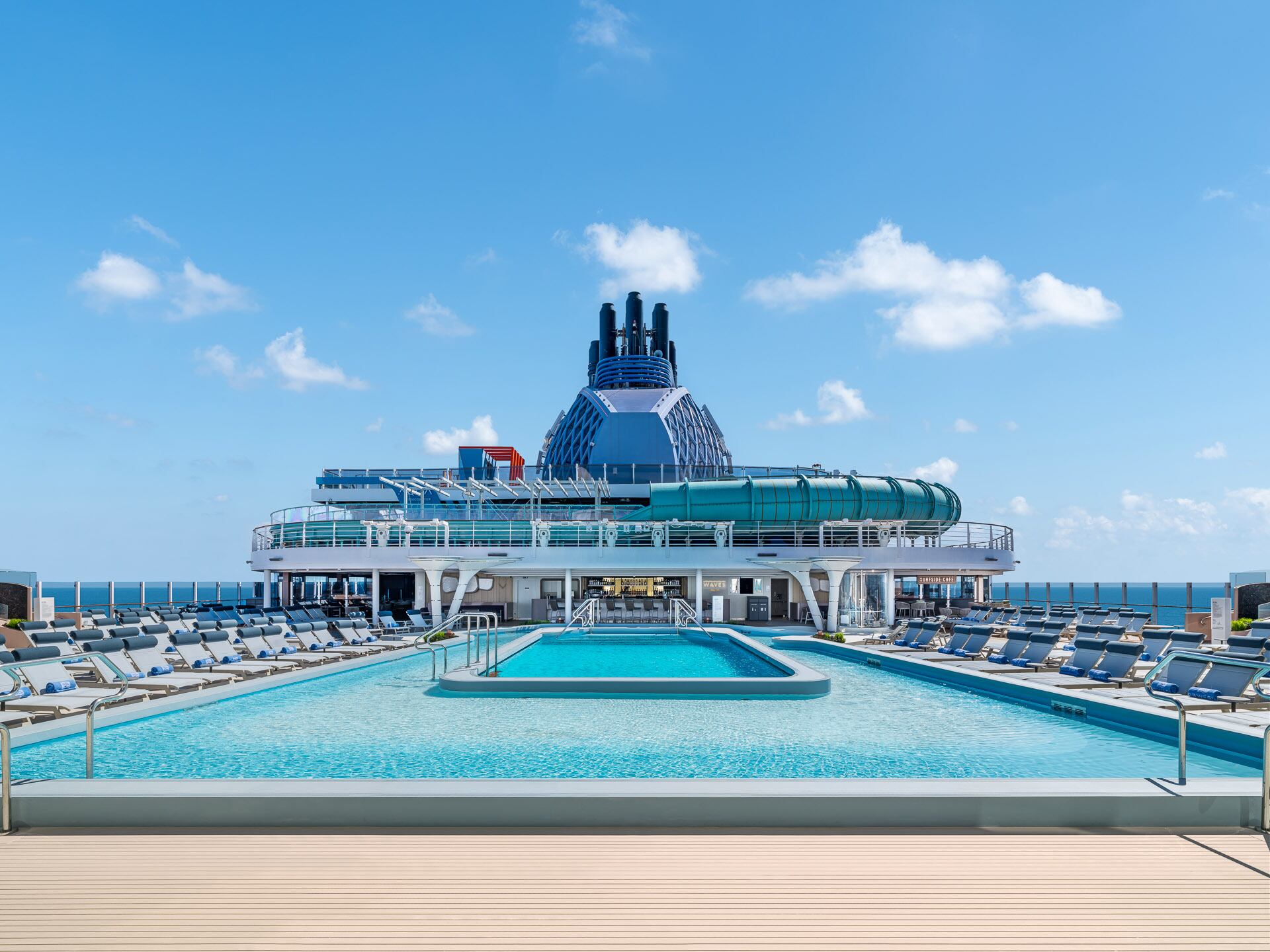 La cubierta superior, con piscina, jacuzzis, reposera y todo el sol del Caribe