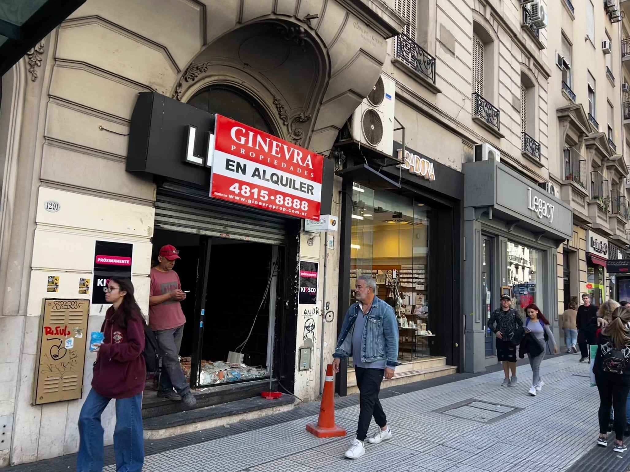 El destino impensado de la avenida de Palermo que había vuelto a brillar: cada vez tiene más locales vacíos 10 Los carteles de alquiler cada vez son más en la avnida Santa Fe