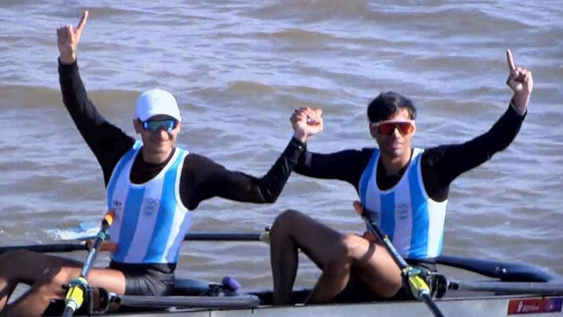 El festejo de Menin y Enríquez tras cruzar la meta en la Laguna Setúbal (ESPN.com)