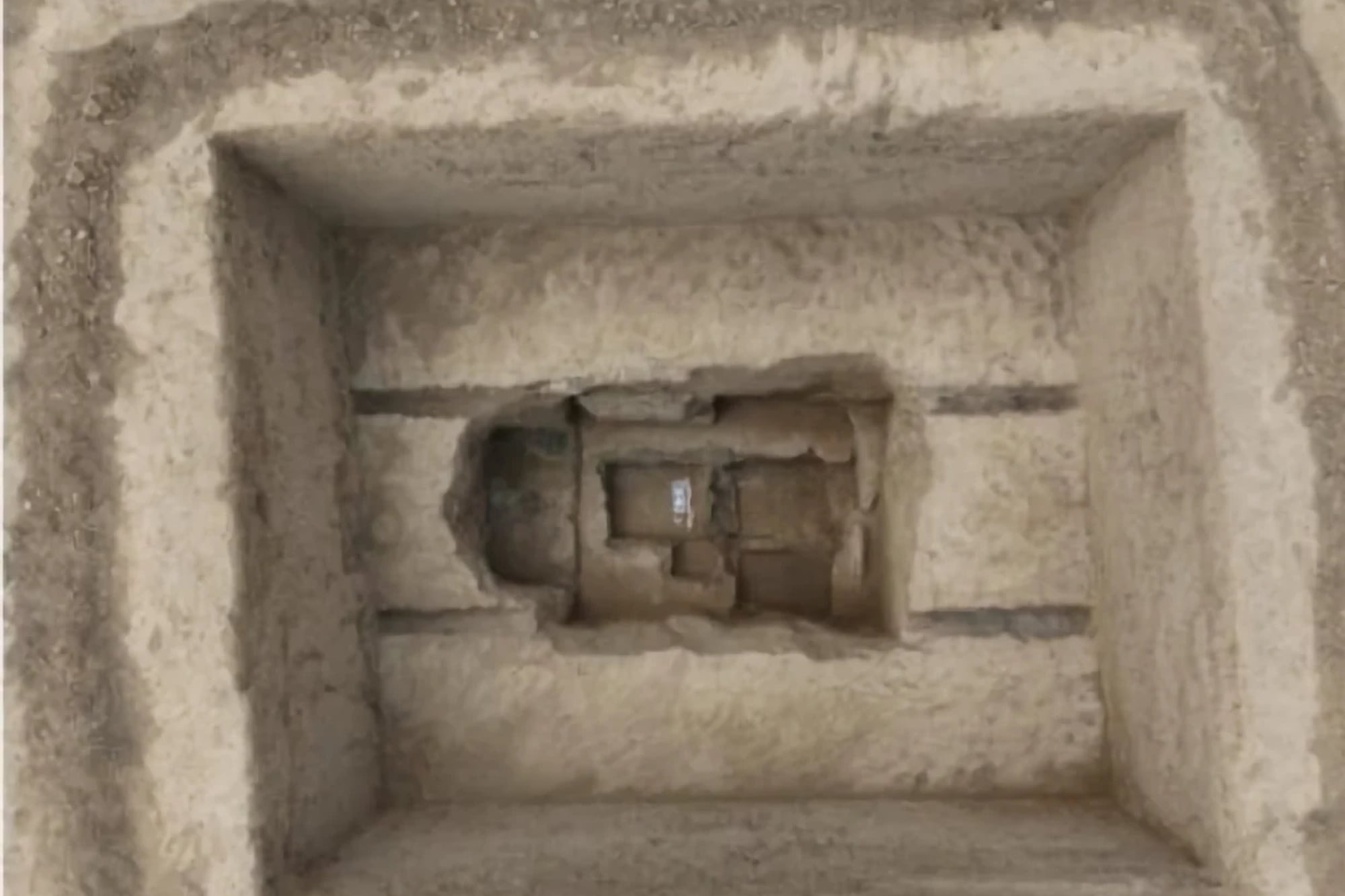 Arqueólogos abrieron una tumba de 2300 años y encontraron una botella de cerveza intacta 5 Los especialistas descartaron que el líquido proviniera de filtraciones naturales dentro del enterramiento