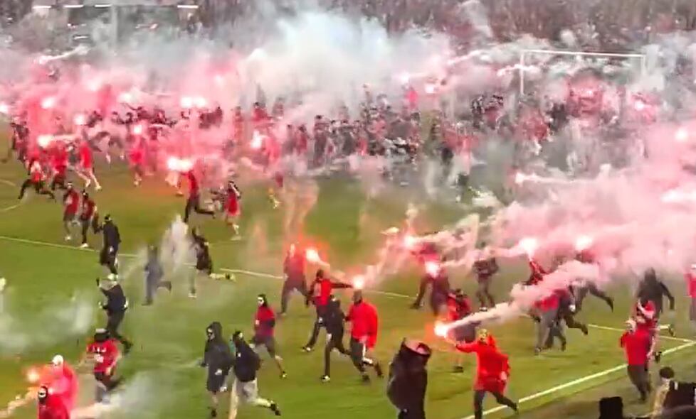 Caos y locura en el clásico de Praga: invasión de hinchas, heridos y un final anticipado