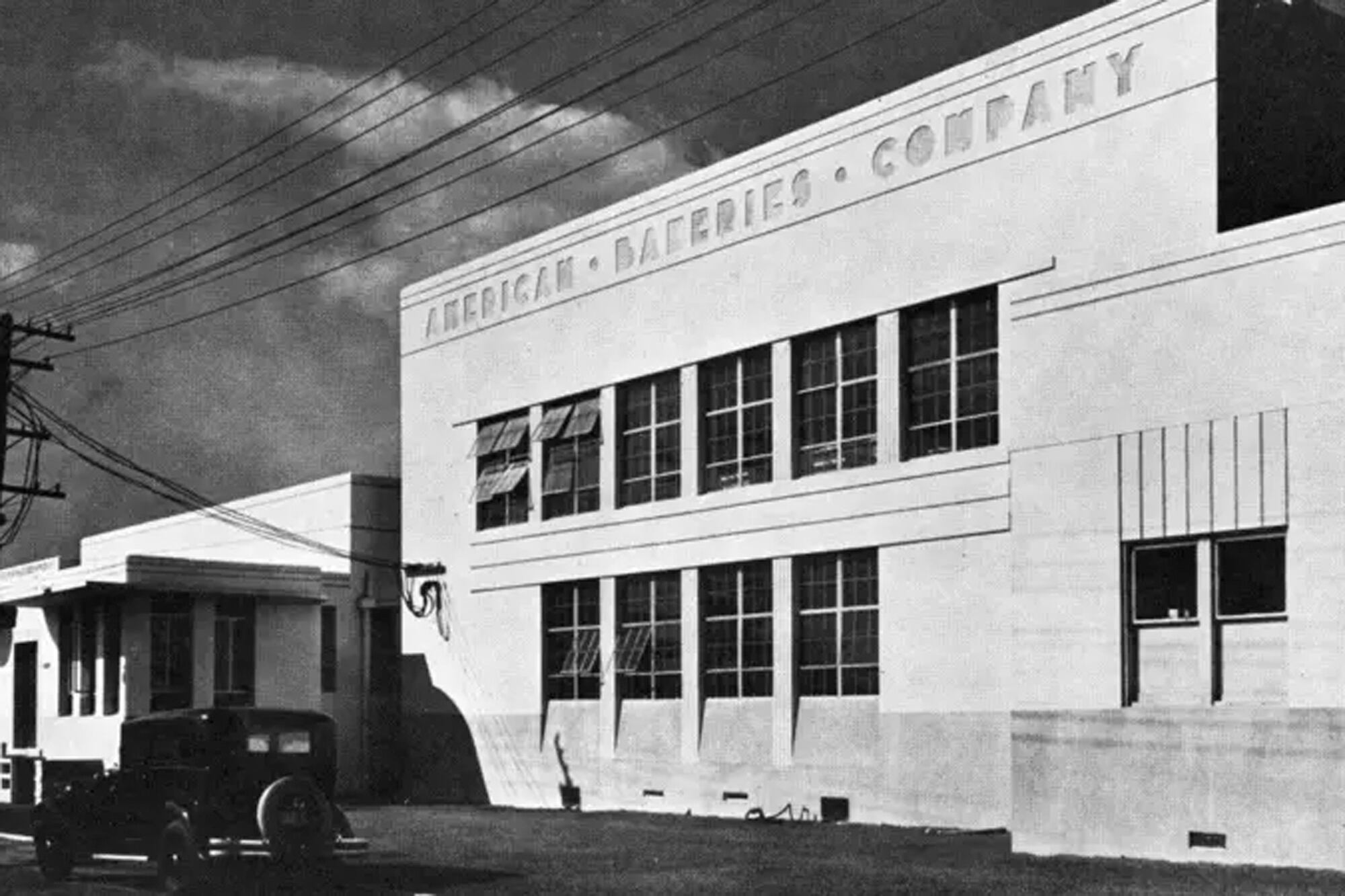 Durante la primera mitad del siglo XX, el barrio alojó algunas fábricas como esta panificadora y una embotelladora de Coca Cola