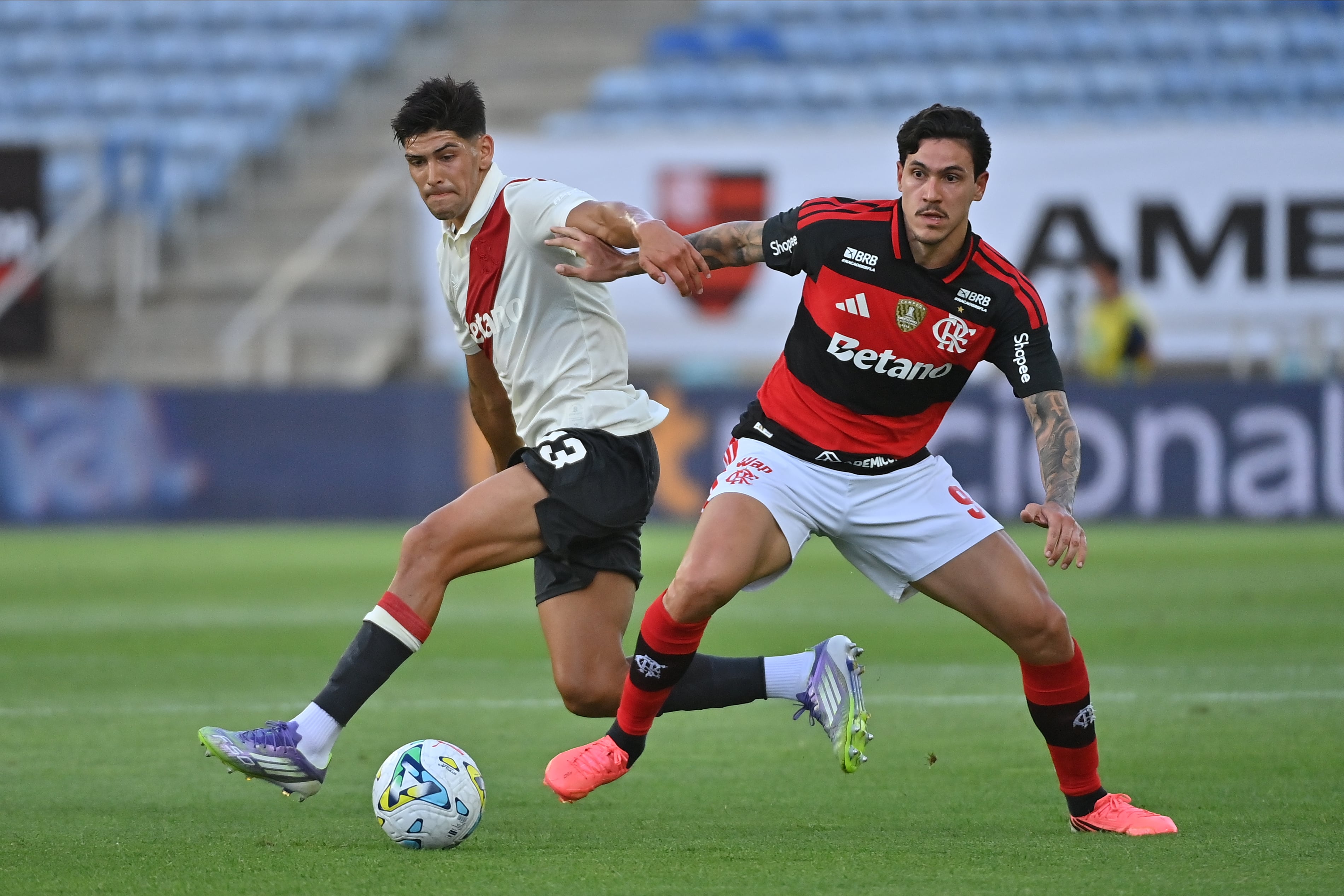Pedro, delantero de Flamengo, deja en el camino a Lautaro Rivero