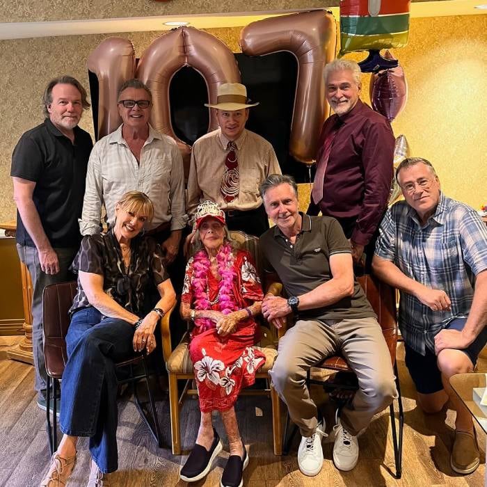 Caren Marsh Doll junto en la celebración íntima de su cumpleaños número 107, el 6 de abril de 2026