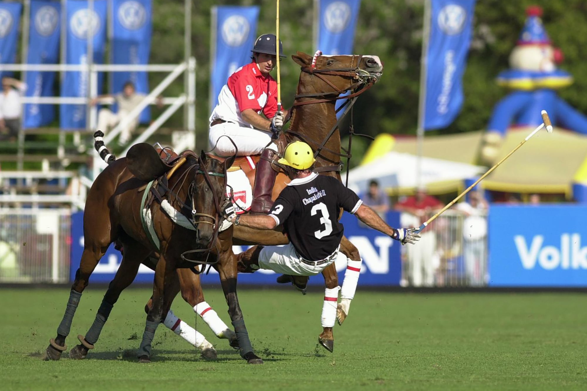 Milo Fernández Araujo en el aire, observado por Héctor Guerrero, durante un encuentro en Hurlingham entre los dos equipos de Indios Chapaleufú