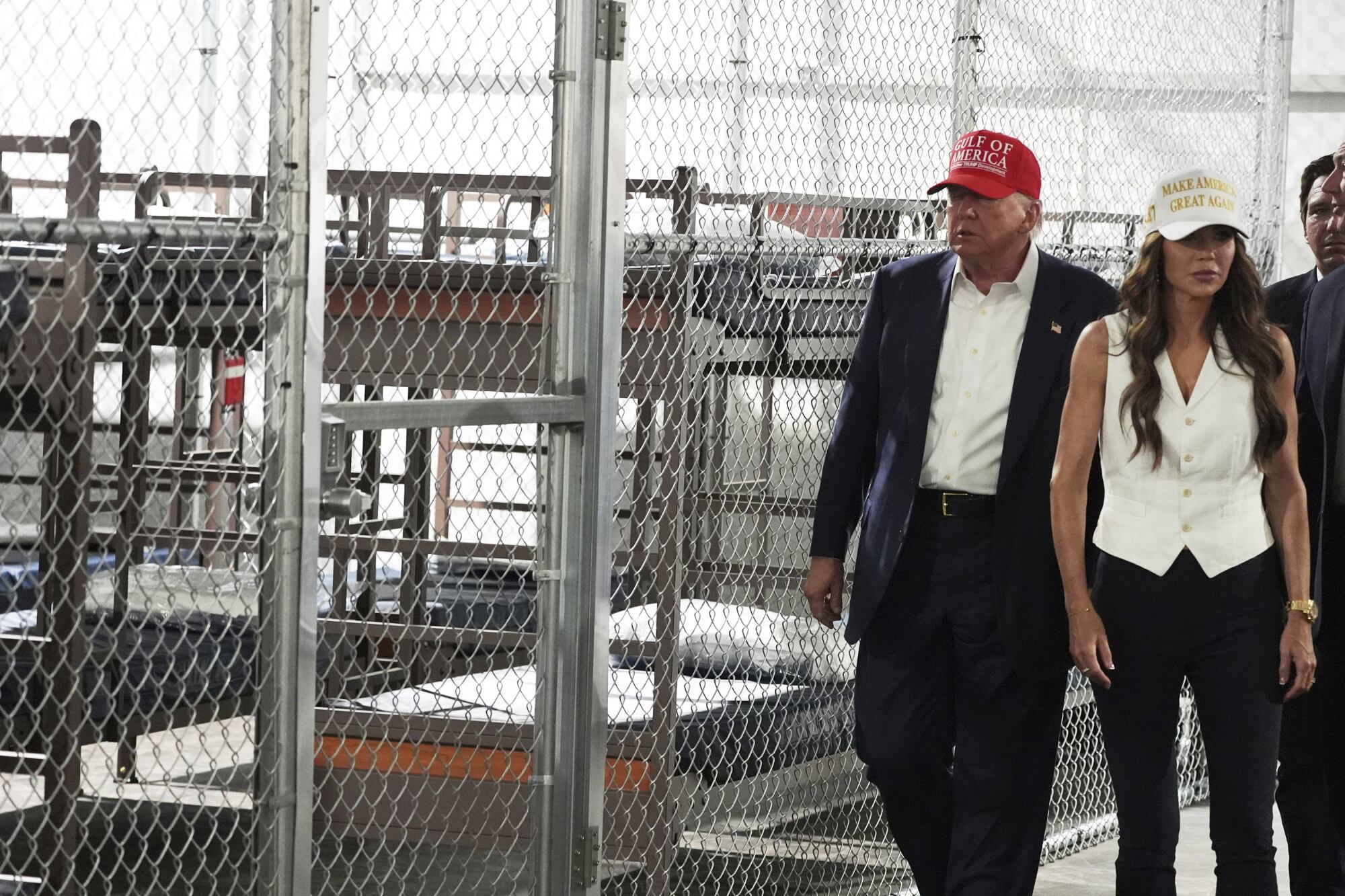El presidente Donald Trump y la secretaria de Seguridad Nacional, Kristi Noem, en el centro de detención Alligator Alcatraz, en Florida.