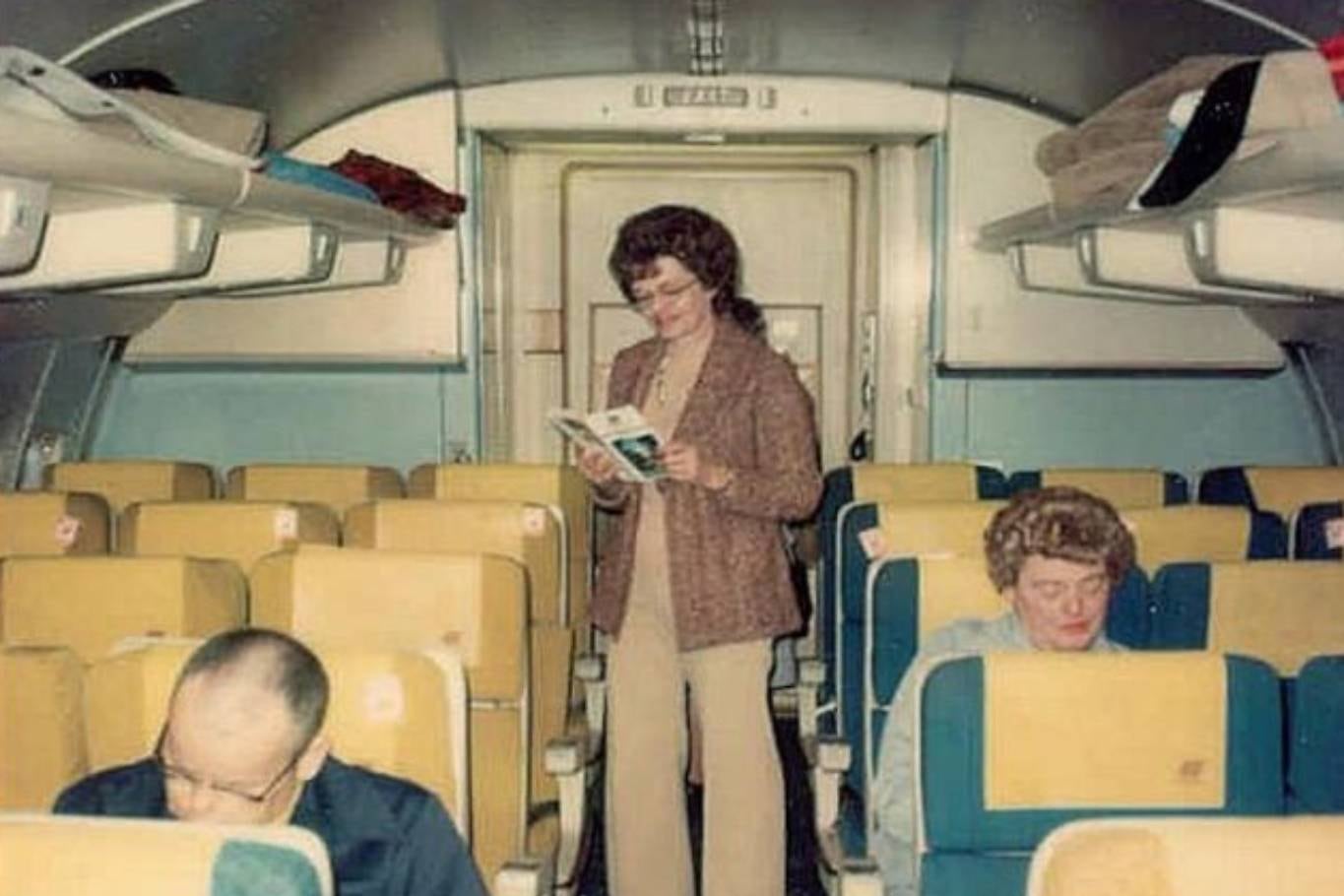 Clase turista en un avión de los años setenta