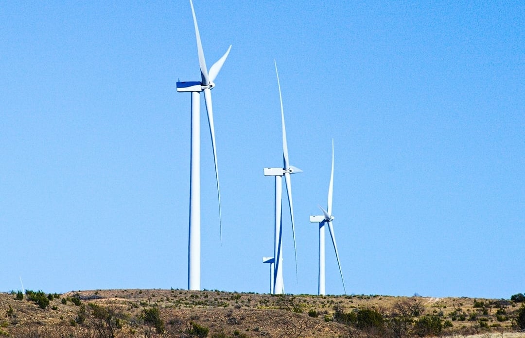 La energía eólica muestra patrones de expansión en oleadas, vinculados a cambios en políticas y regulaciones