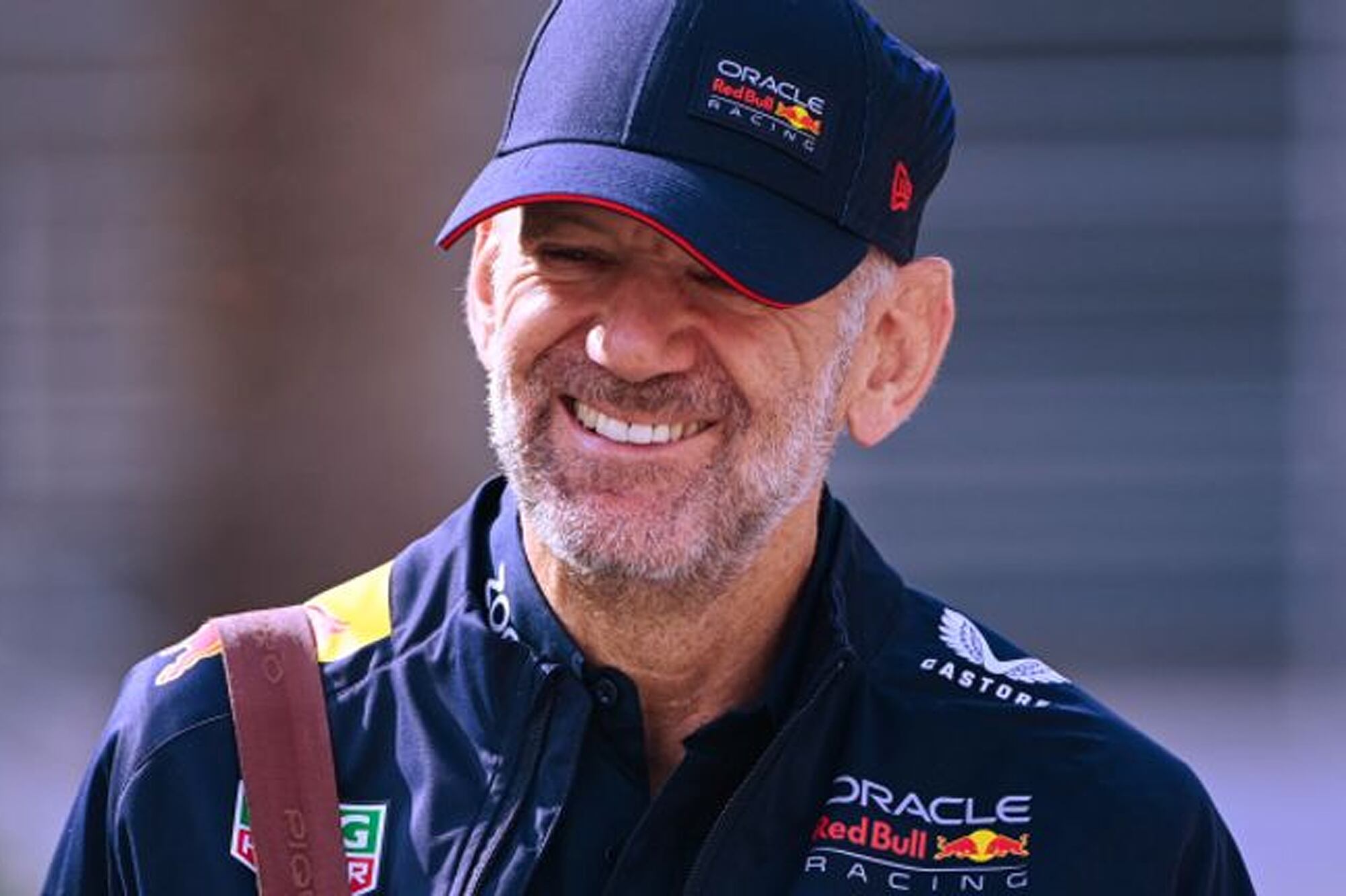 Después de 19 años, Adrian Newey quedará libre de Red Bull Racing en 2025 y tanto Ferrari como Aston Martin desean contratar al genio de la aerodinámica