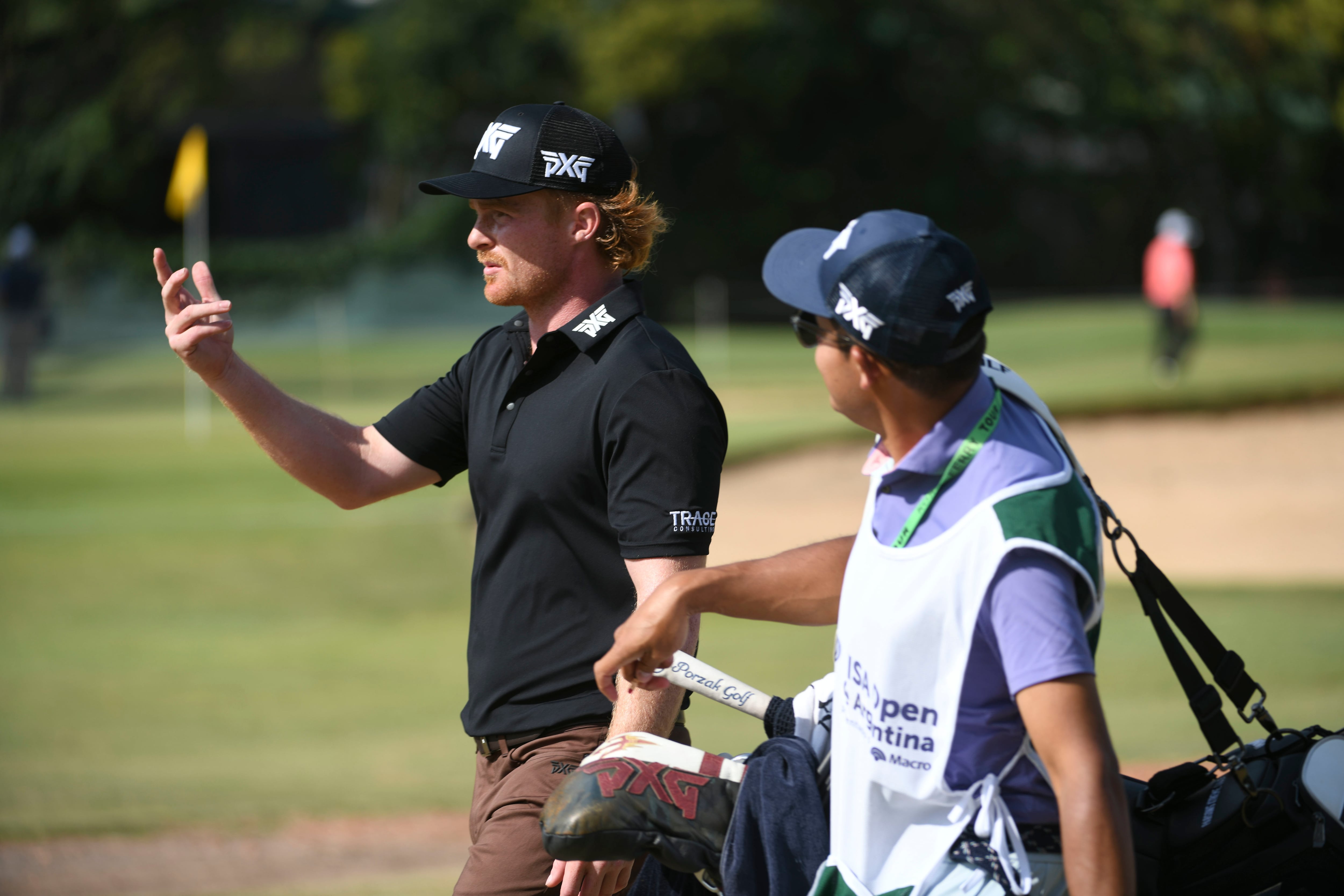 Mason Andersen habla con su caddie; es uno de los seis punteros