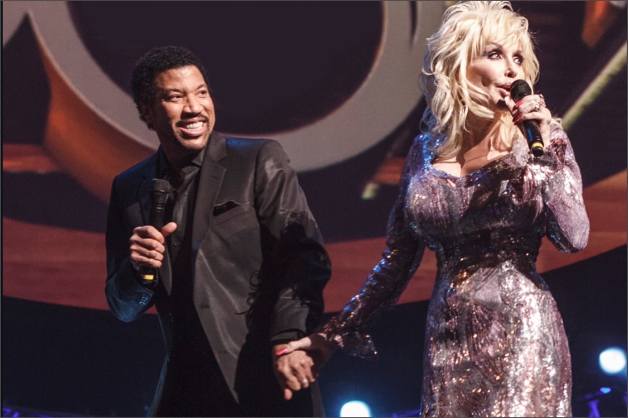 El cantante y productor Lionel Richie recordó a Dolly Parton en sus redes sociales tras su muerte
