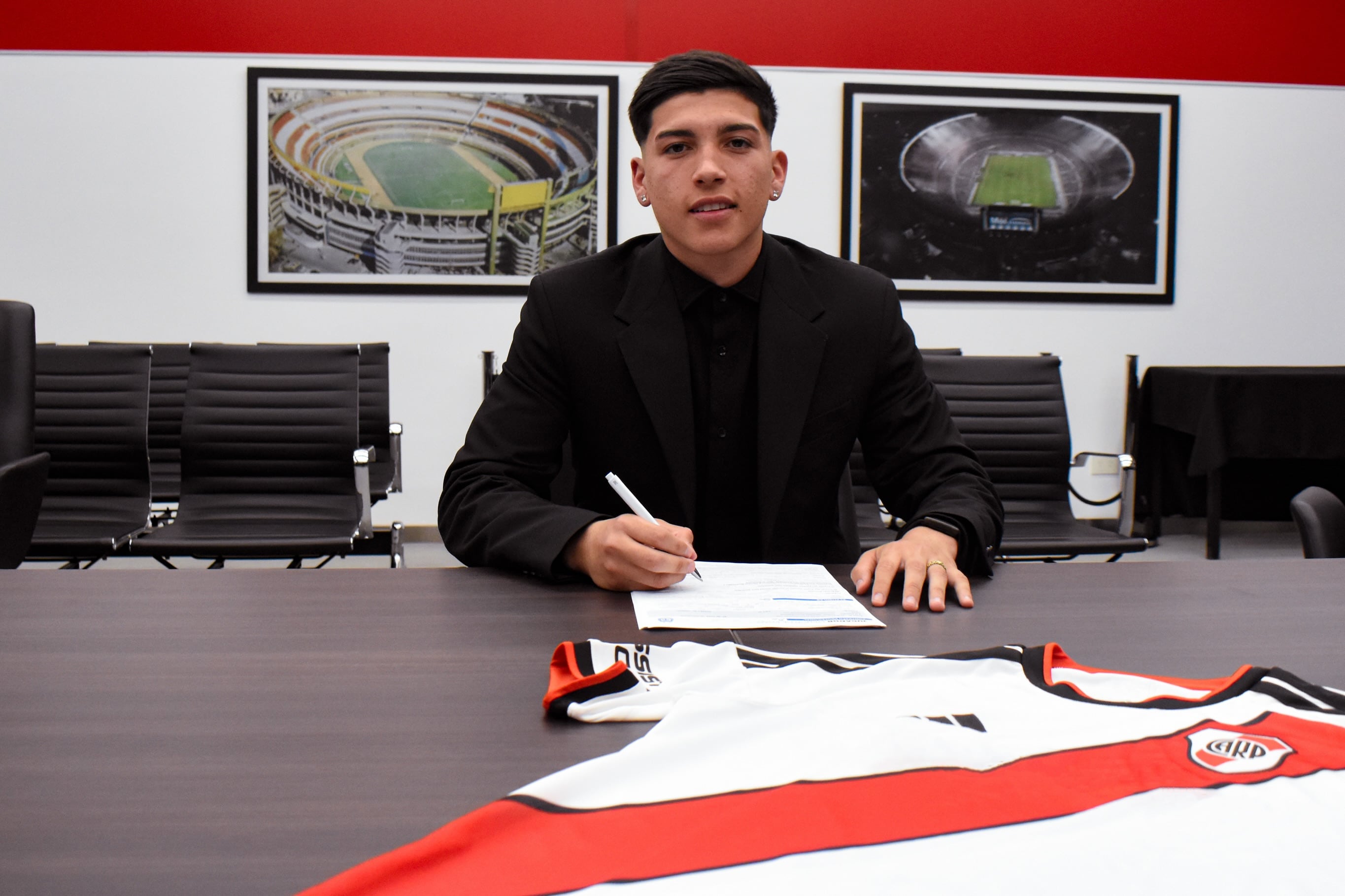 Bruno Cabral, de sólo 16 años, firmó su primer contrato profesional con el club de Núñez