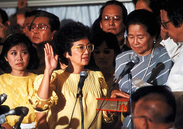 La Revolución del Poder del Pueblo fue una movilización masiva que se concentró en la avenida EDSA de Manila en febrero de 1986. Las protestas pusieron fin al gobierno de Ferdinand Marcos y Corazón Aquino asumió la presidencia