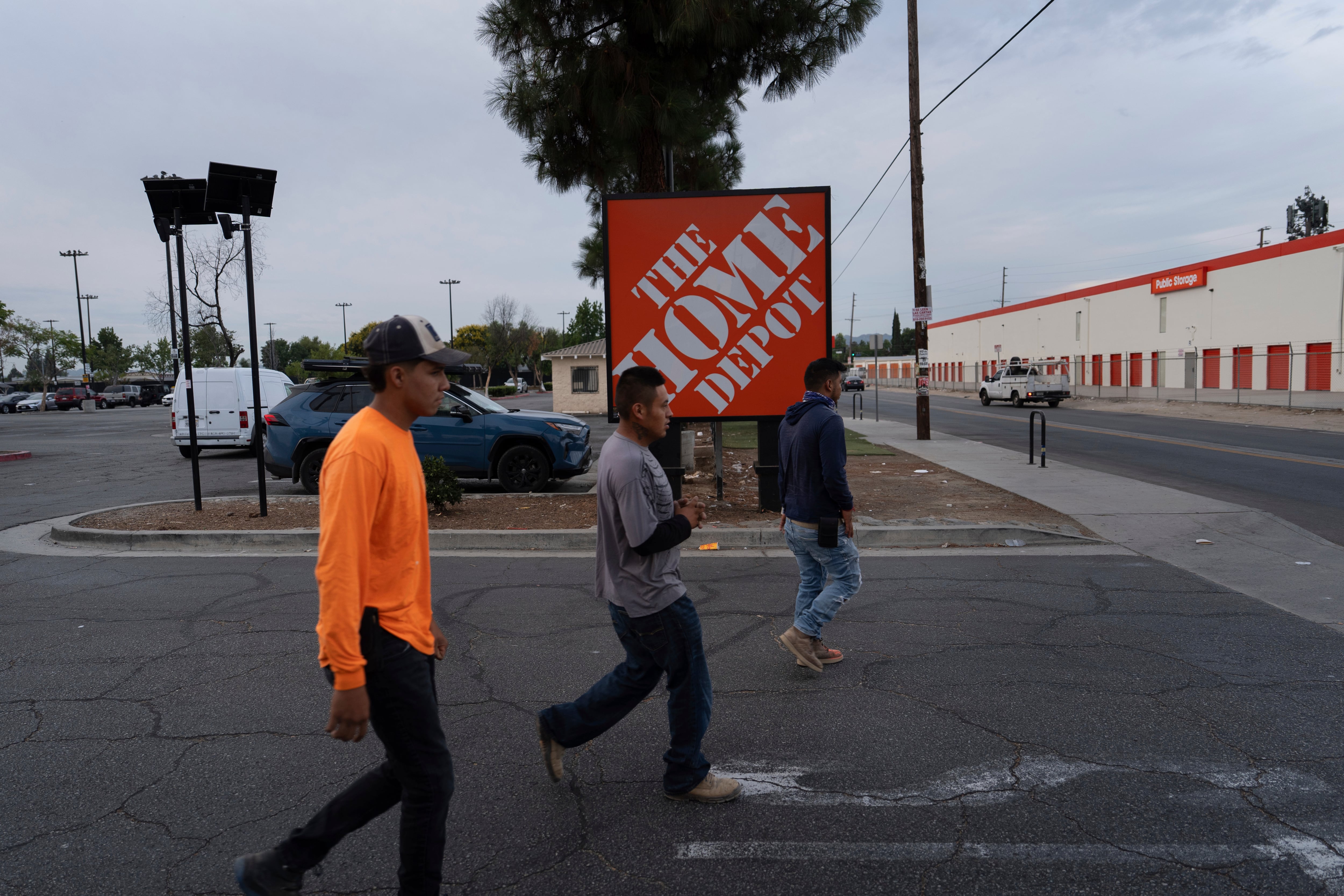 Los jornaleros migrantes se reúnen en los estacionamientos o locales de The Home Depot
