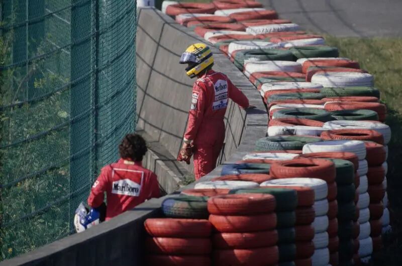 Prost y Senna regresan a boxes después de un accidente en Tokio en 1990 que le dio al brasileño un segundo campeonato