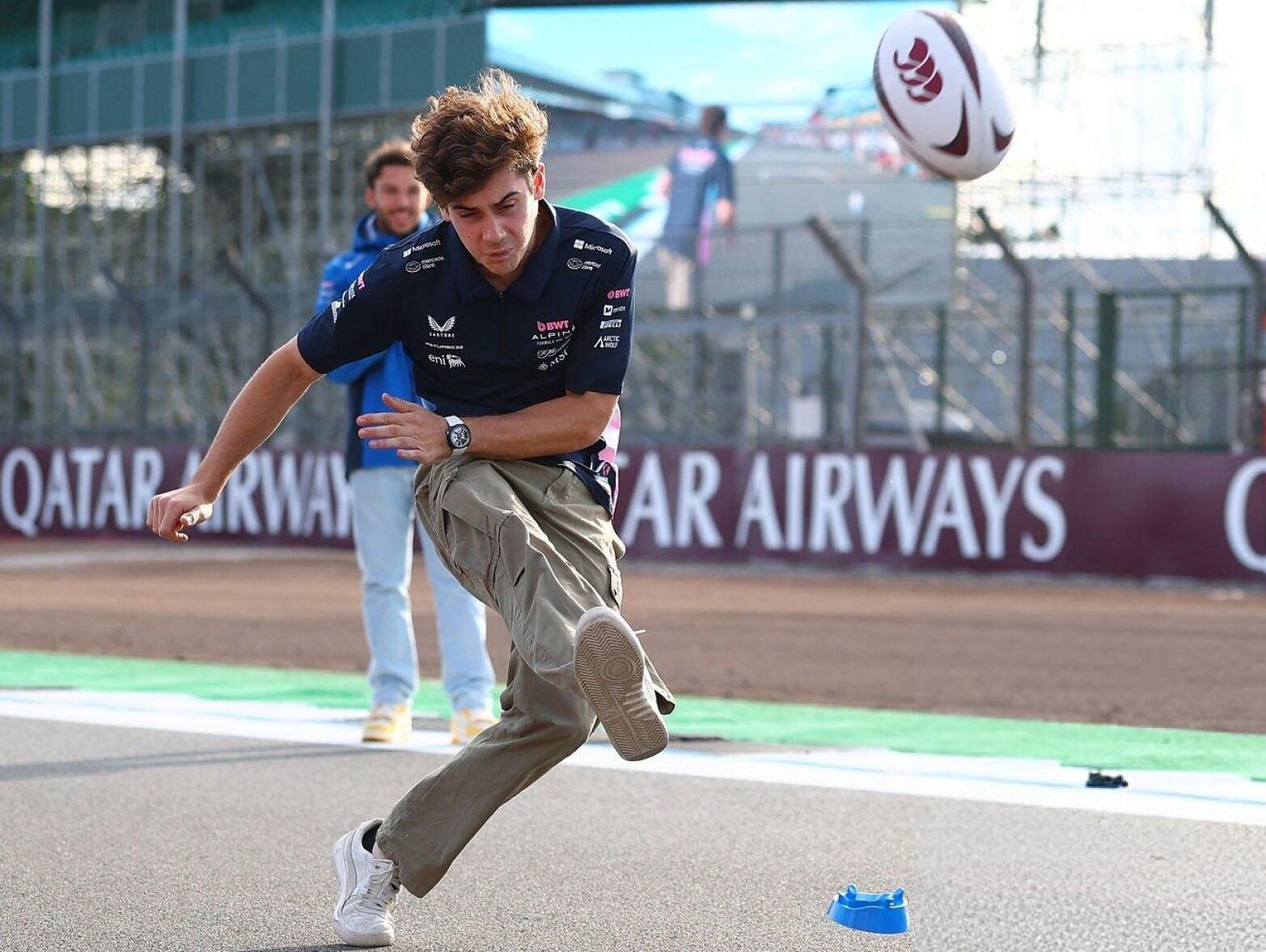 Franco Colapinto y su intento con la pelota de rugby en el circuito de Silverstone